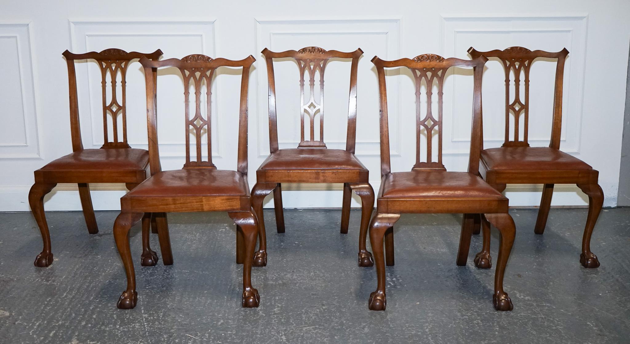 
Nous sommes ravis d'offrir à la vente ce magnifique ensemble de 5 chaises de salle à manger de style Chippendale. 

Un ensemble de chaises de salle à manger de style Eleg avec des sièges en cuir est un choix parfait pour une table ronde, offrant à