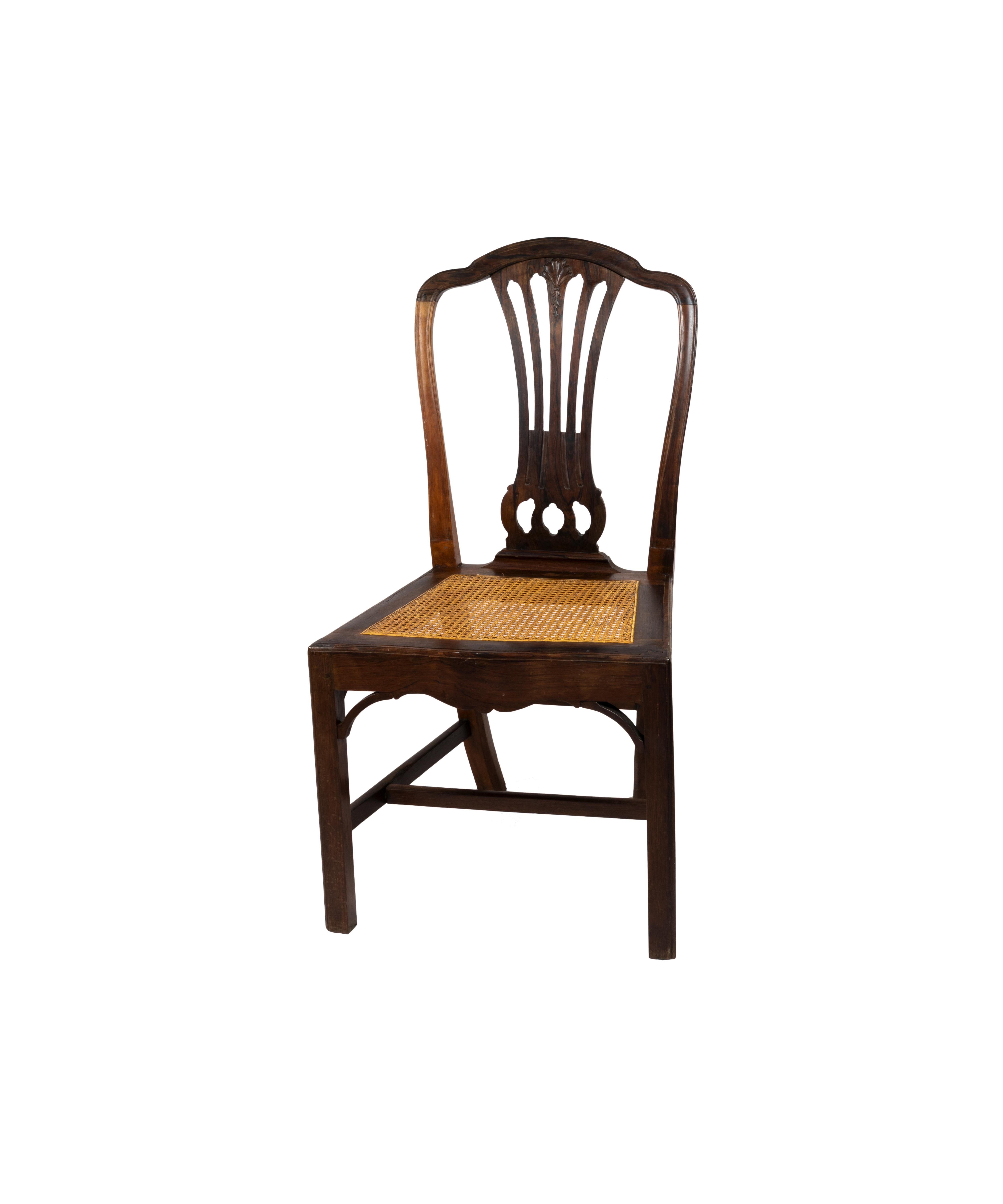 Sedia portoghese a forma di anfora classica sul retro, schienale cavo e seduta in paglia naturale impeccabile, collo arrotondato alle estremità e gambe anteriori e posteriori a sezione rettangolare, con elementi orientali combinati con elementi