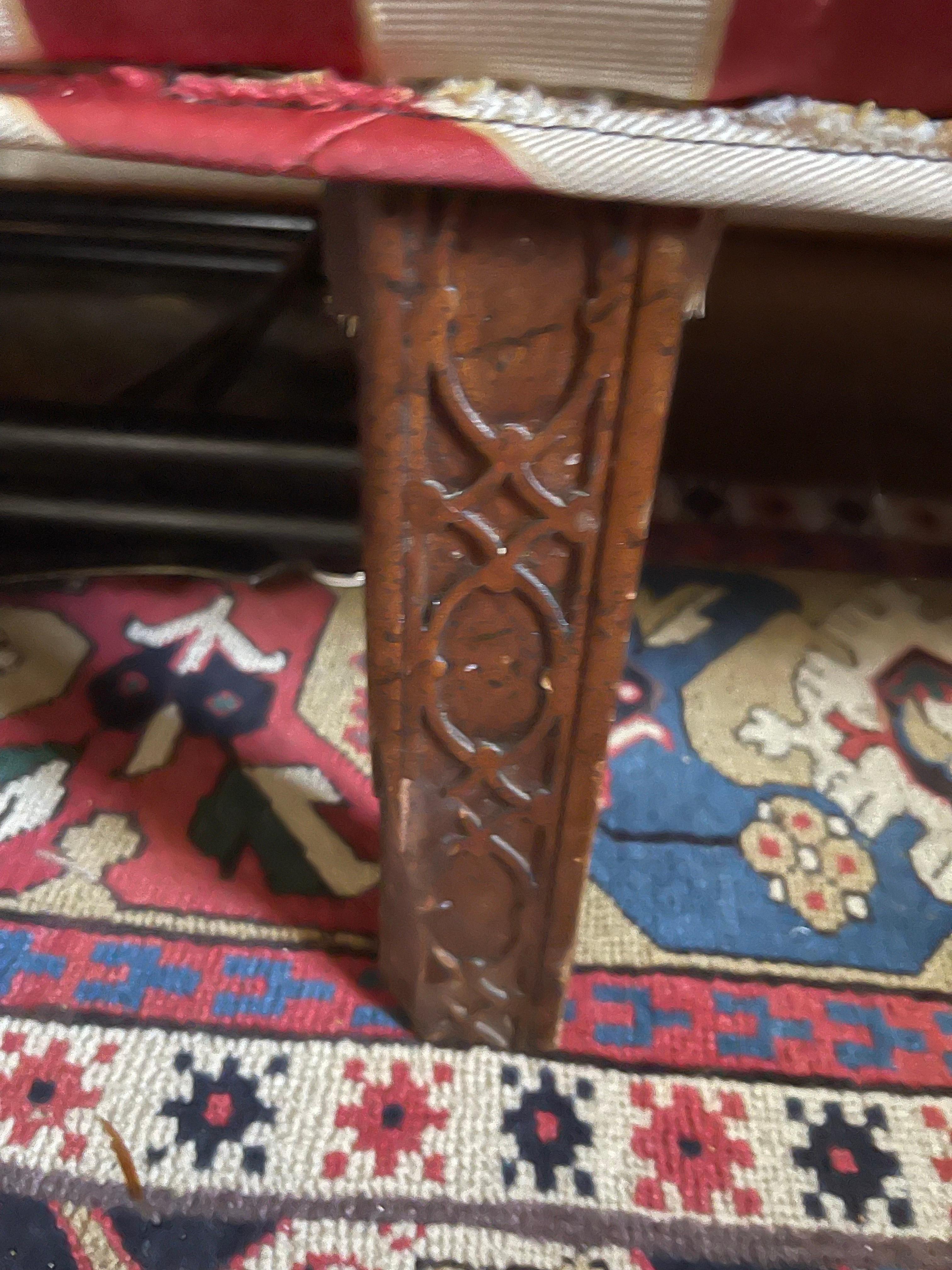 Canapé Camelback de style Chippendale et siège rembourré, 19e siècle.  Il est recommandé de remplacer la sellerie.