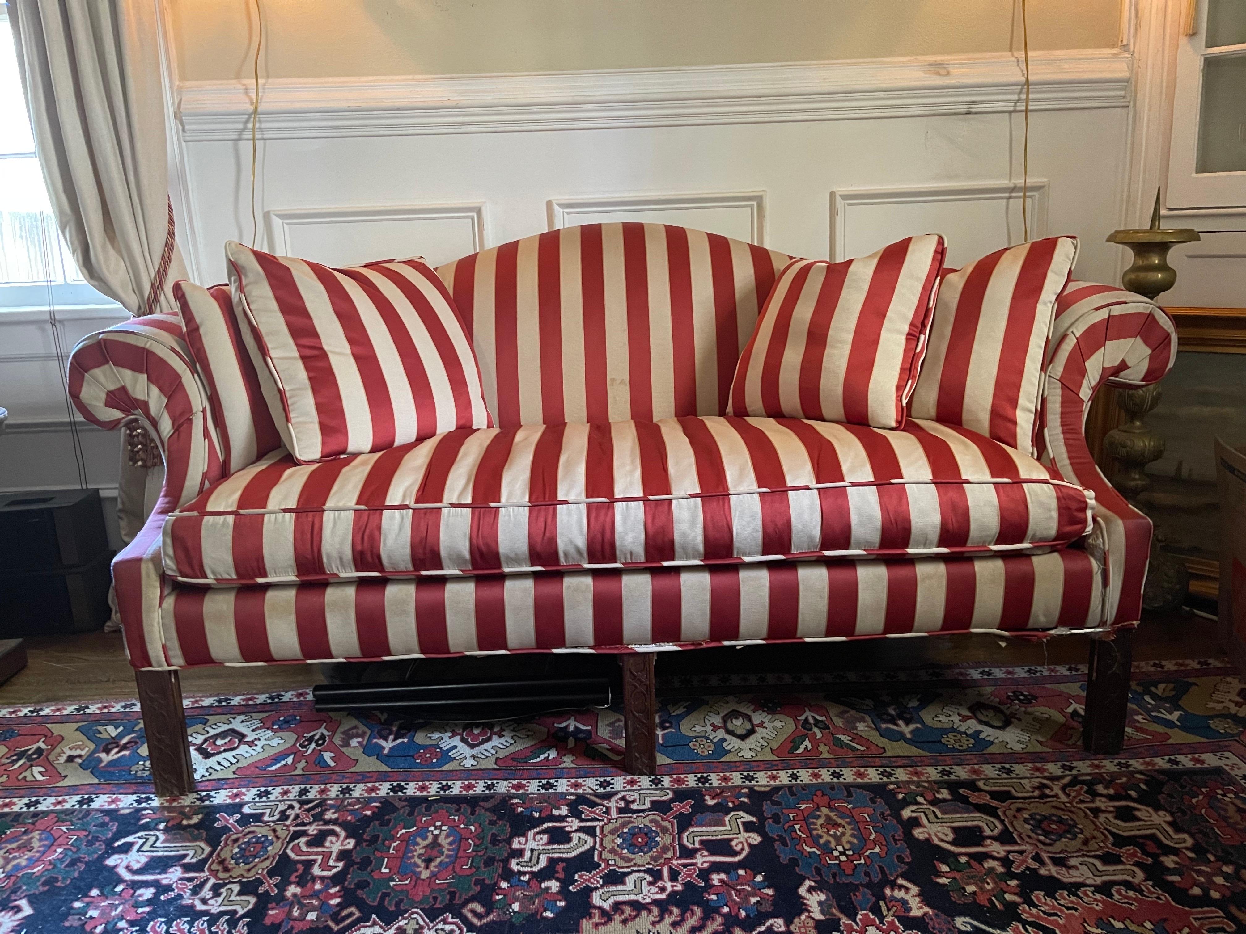 Anglais Canapé Camelback tapissé de style Chippendale et siège en duvet, 19ème siècle en vente
