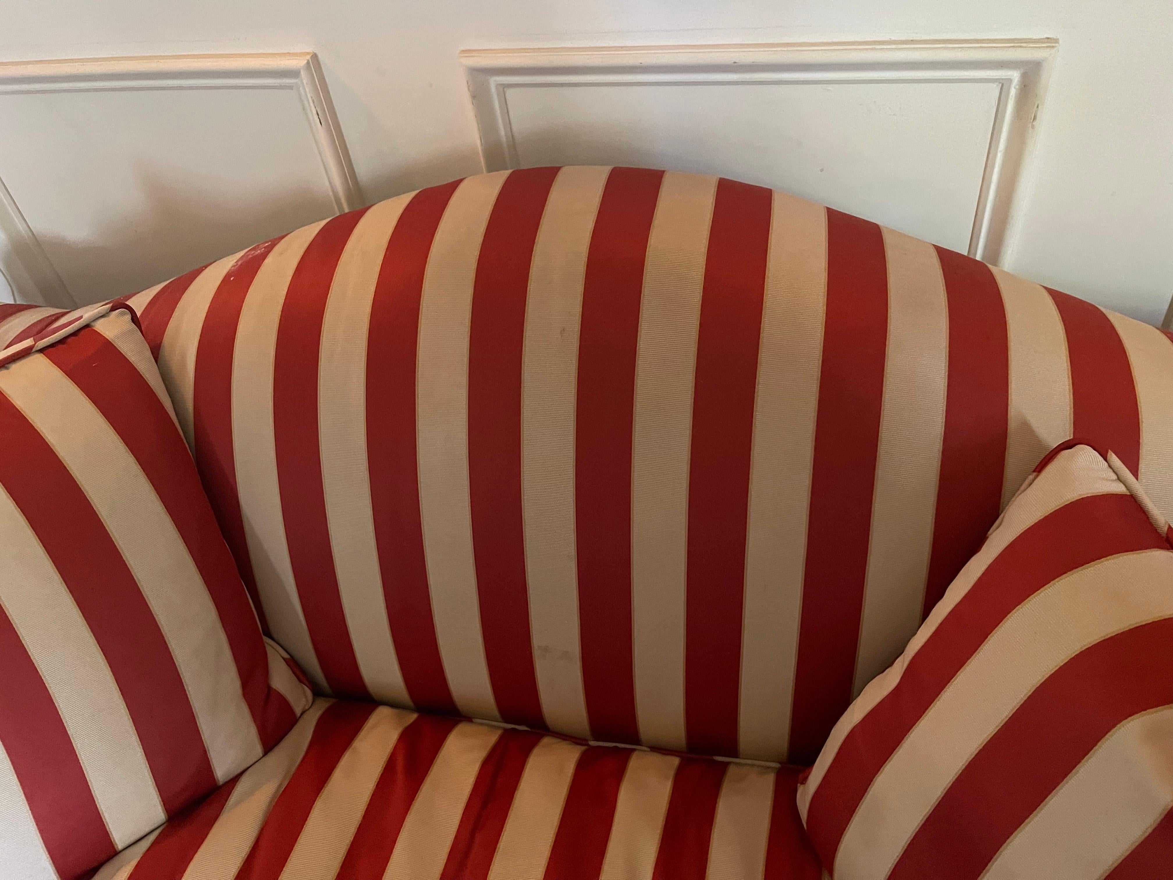 XIXe siècle Canapé Camelback tapissé de style Chippendale et siège en duvet, 19ème siècle en vente