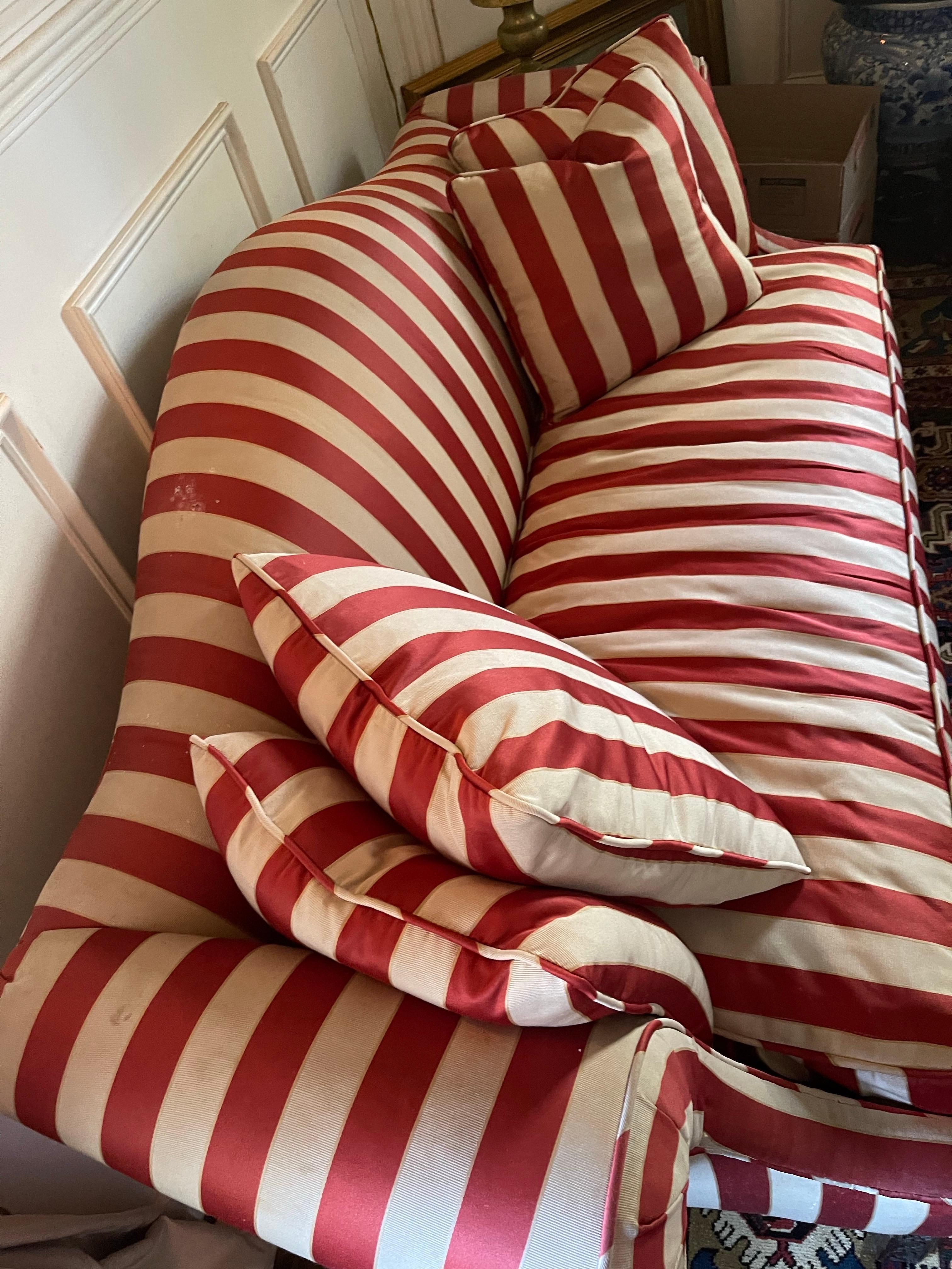 Canapé Camelback tapissé de style Chippendale et siège en duvet, 19ème siècle en vente 1