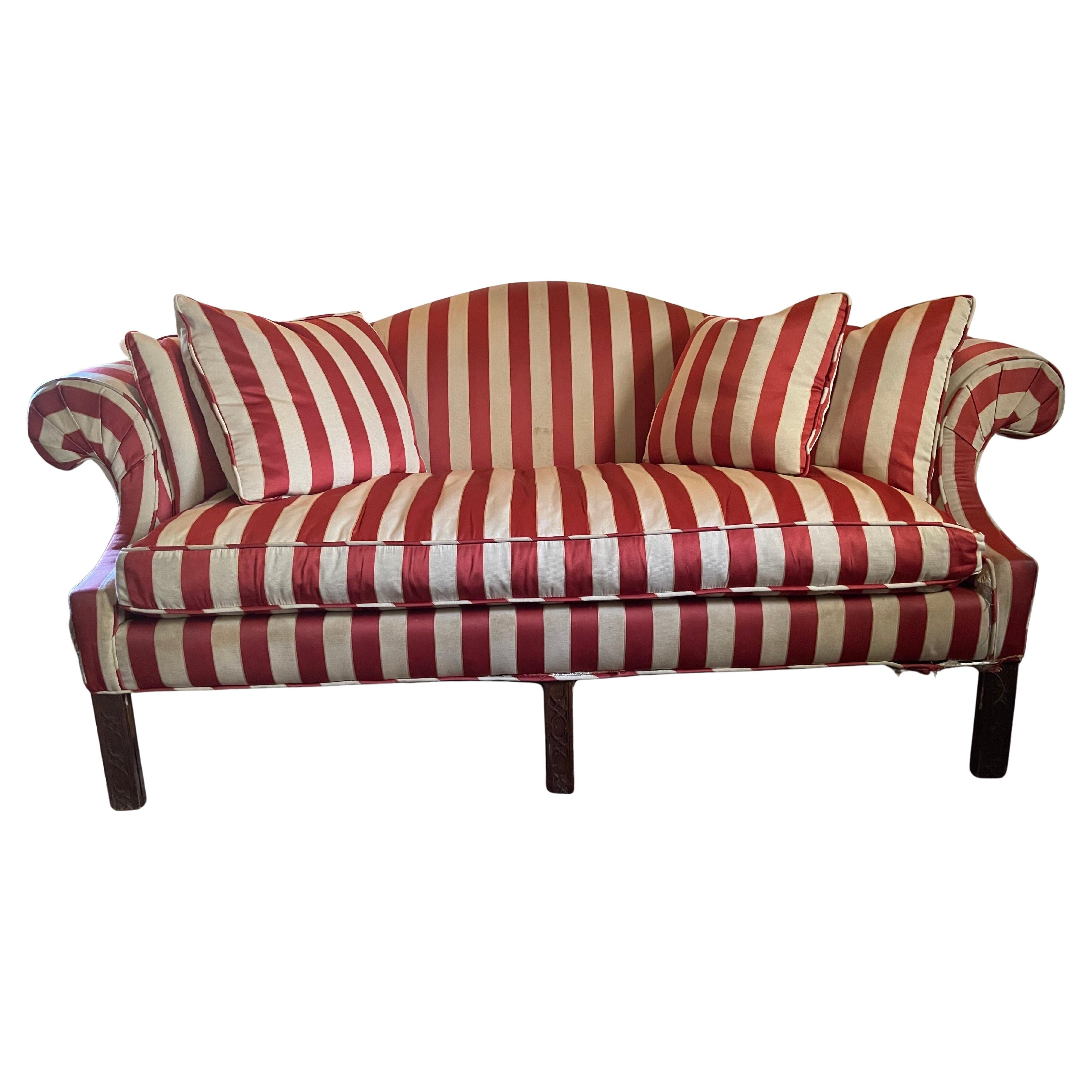 Canapé Camelback tapissé de style Chippendale et siège en duvet, 19ème siècle