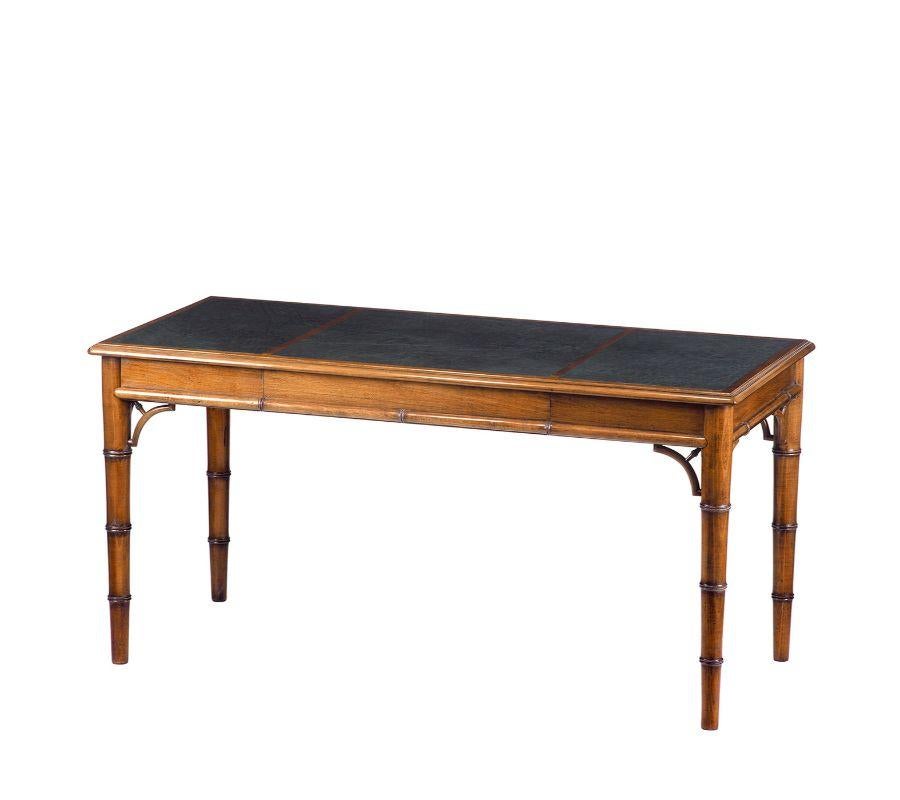 This singular desk obtained from fine beech is an impeccable reproduction of a Chippendale original falling between 1750-1779, a cabinetmaking gem distinguished by tapered, bamboo canes-like legs. Equipped with three drawers where to store sheets