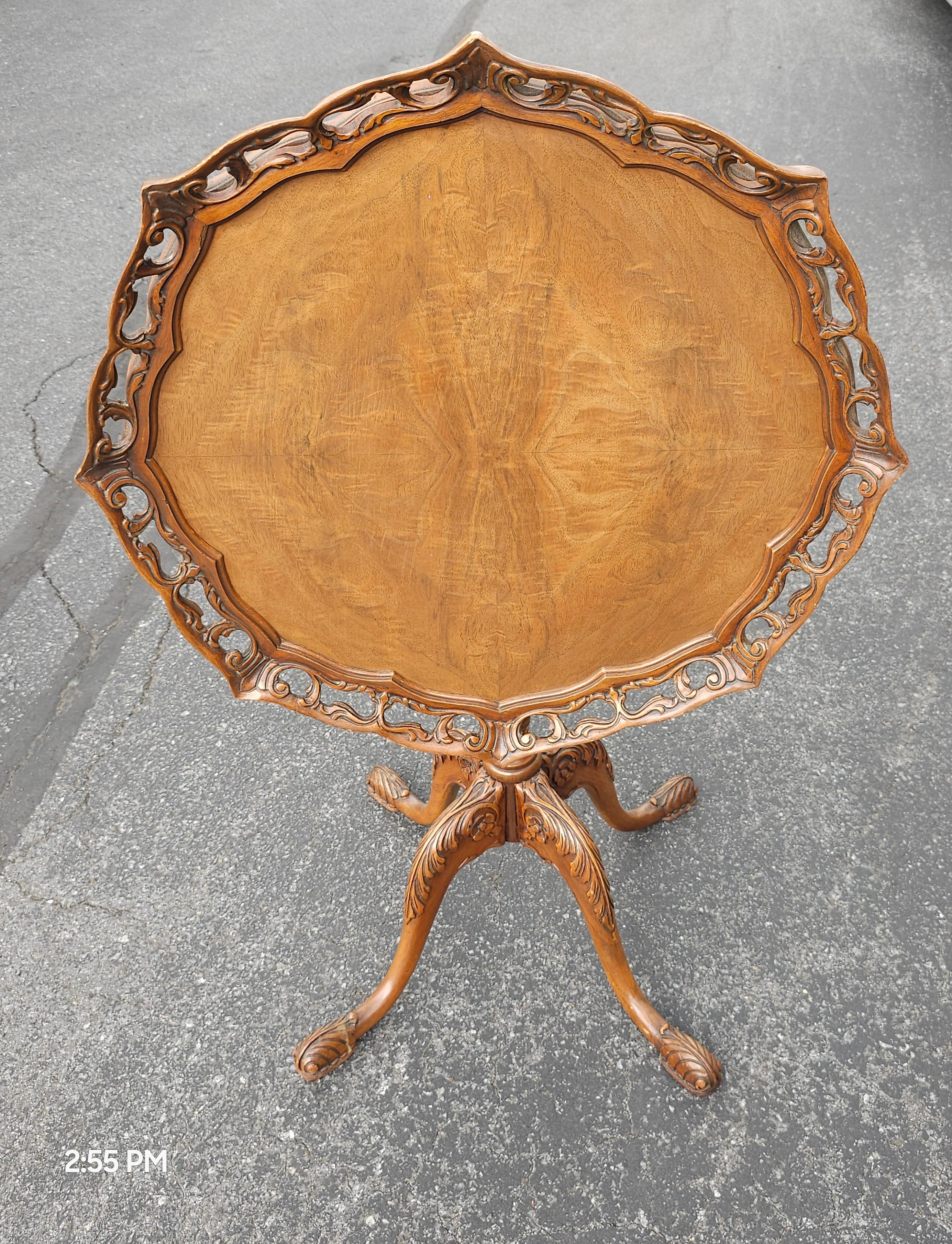 Chippendale-Stil Wurzelholz durchbrochene Galerie Piecrust Tilt Top Teetisch (Geschnitzt) im Angebot