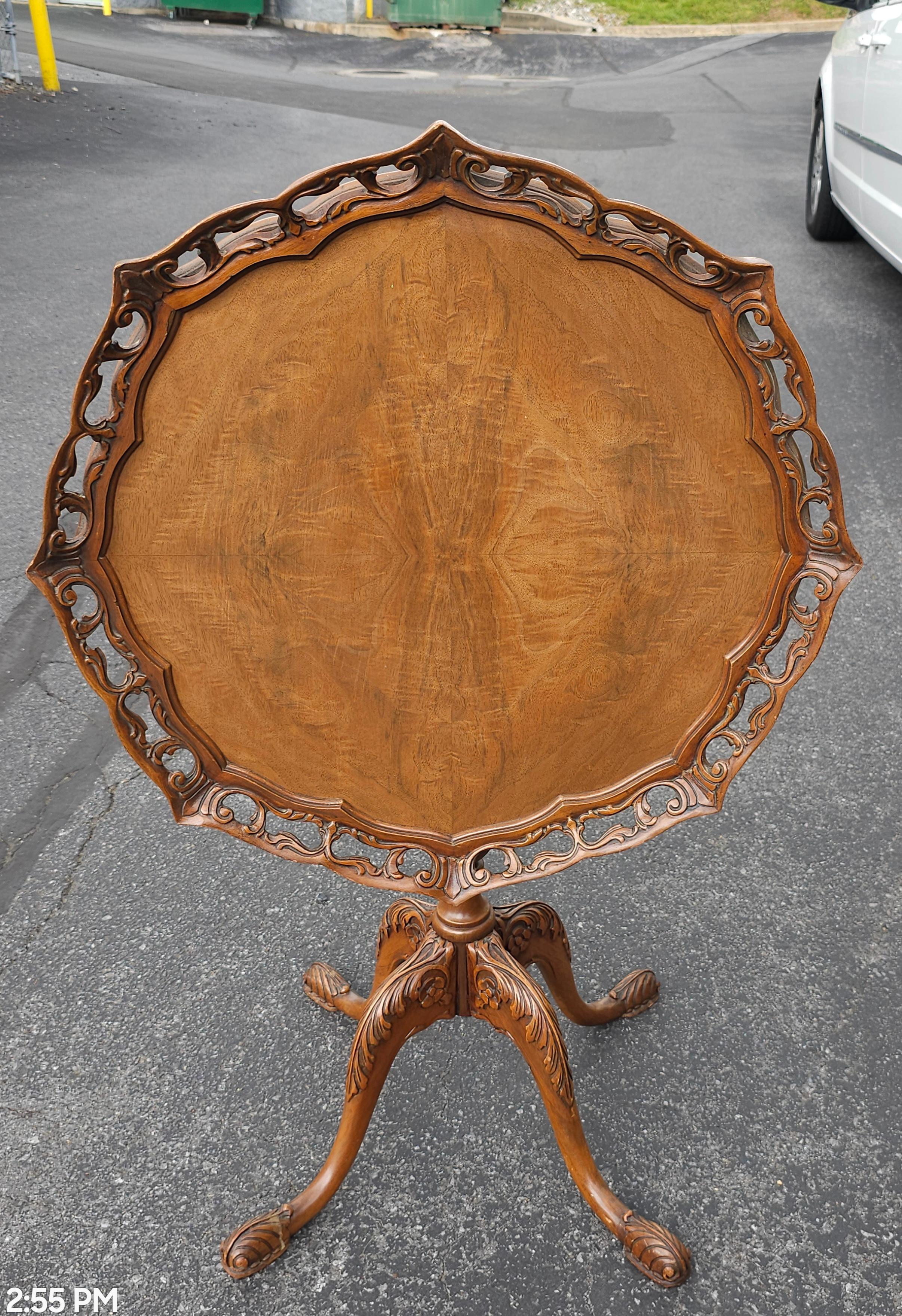 Chippendale-Stil Wurzelholz durchbrochene Galerie Piecrust Tilt Top Teetisch im Zustand „Gut“ im Angebot in Germantown, MD