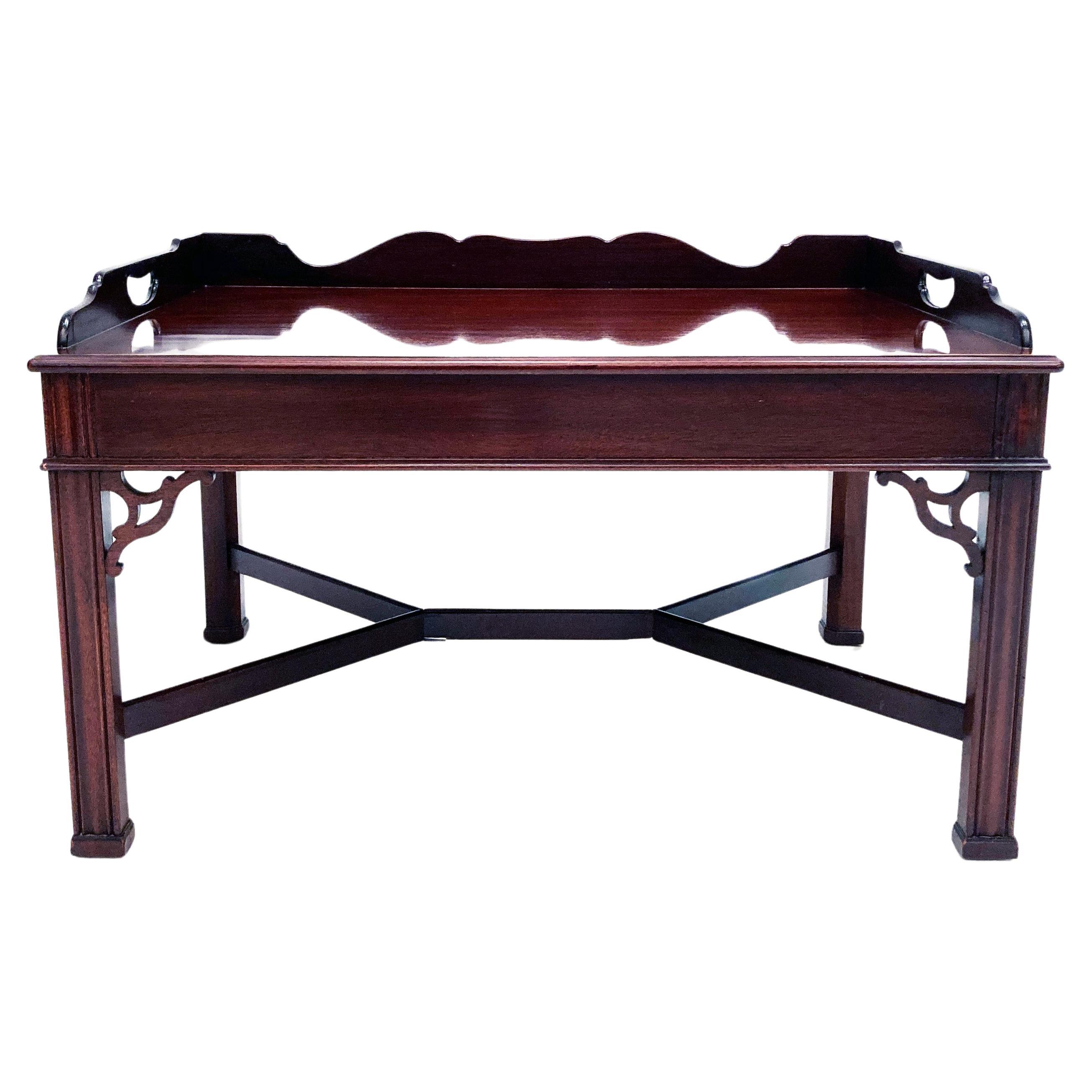 Table basse à plateau de majordome de style Chippendale avec galerie festonnée