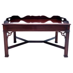 Table basse à plateau de majordome de style Chippendale avec galerie festonnée