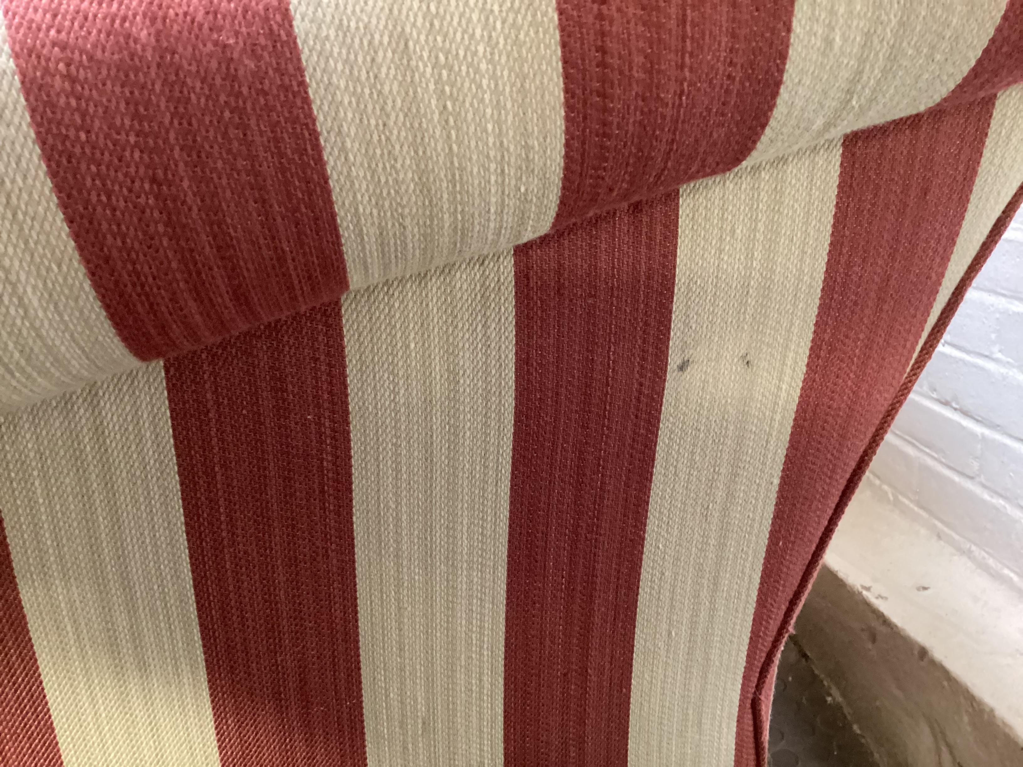 Canapé à dossier camel de style Chippendale en vente 8