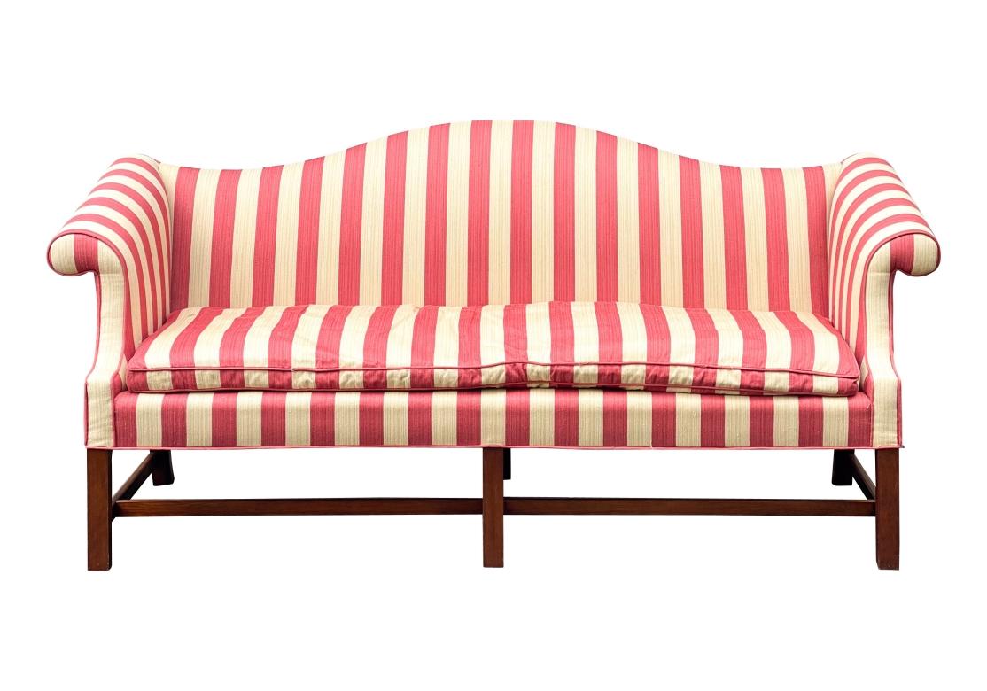 Un canapé à dossier camel bien fait et très confortable dans un style traditionnel. Canapé à dossier camel de style Chippendale avec tapisserie personnalisée en tissu de type lin canneberge et ivoire avec passepoils contrastés. Le canapé lourd,