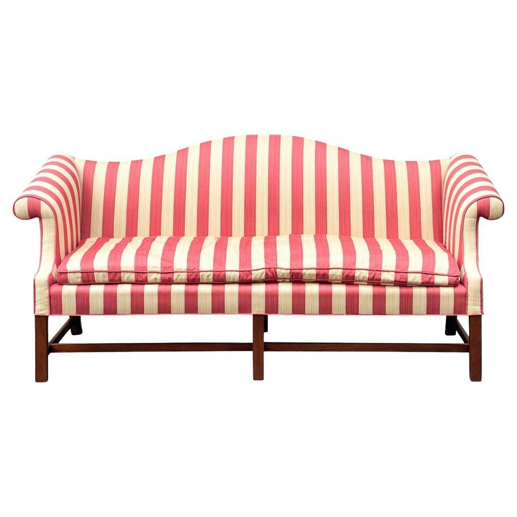 Sofá con respaldo de camello estilo Chippendale