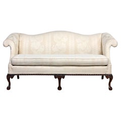 Canapé Camelback de style Chippendale avec pieds cabriole et pieds boule et griffe