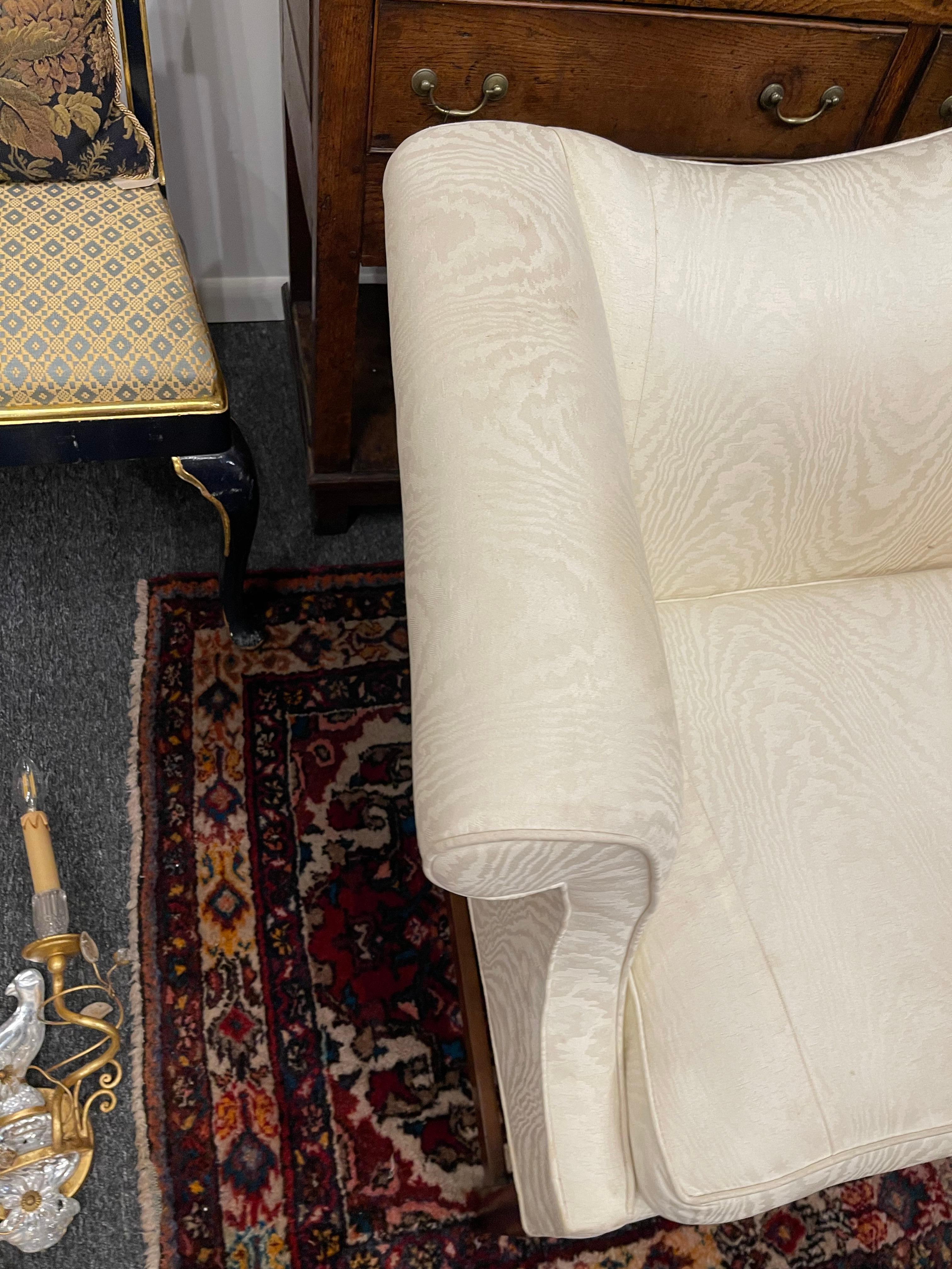 Chippendale-Sofa im Chippendale-Stil mit Kamelrückenlehne und Einzelsitzkissen, 20. Jahrhundert (amerikanisch) im Angebot