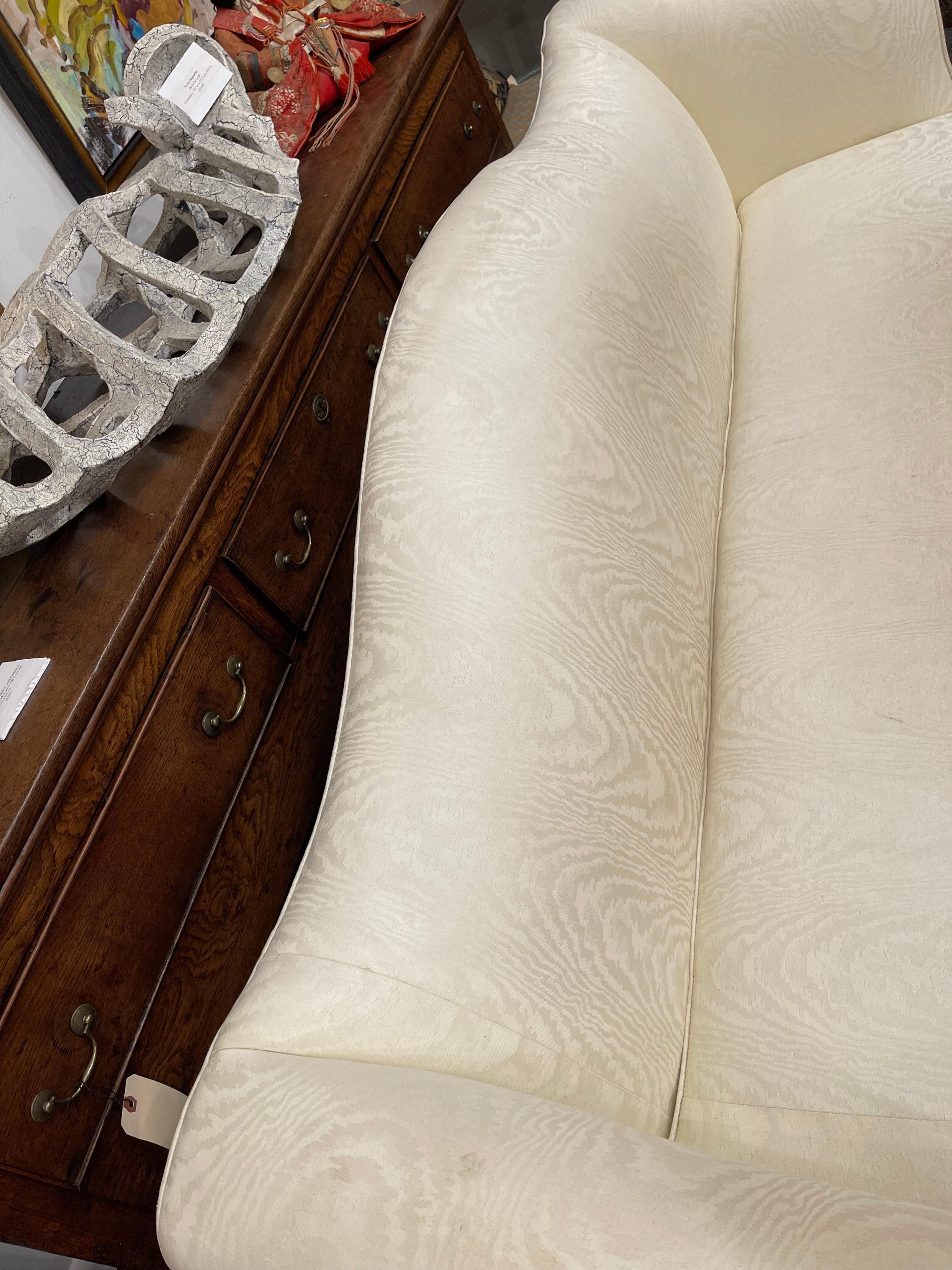 Chippendale-Sofa im Chippendale-Stil mit Kamelrückenlehne und Einzelsitzkissen, 20. Jahrhundert im Zustand „Gut“ im Angebot in Savannah, GA