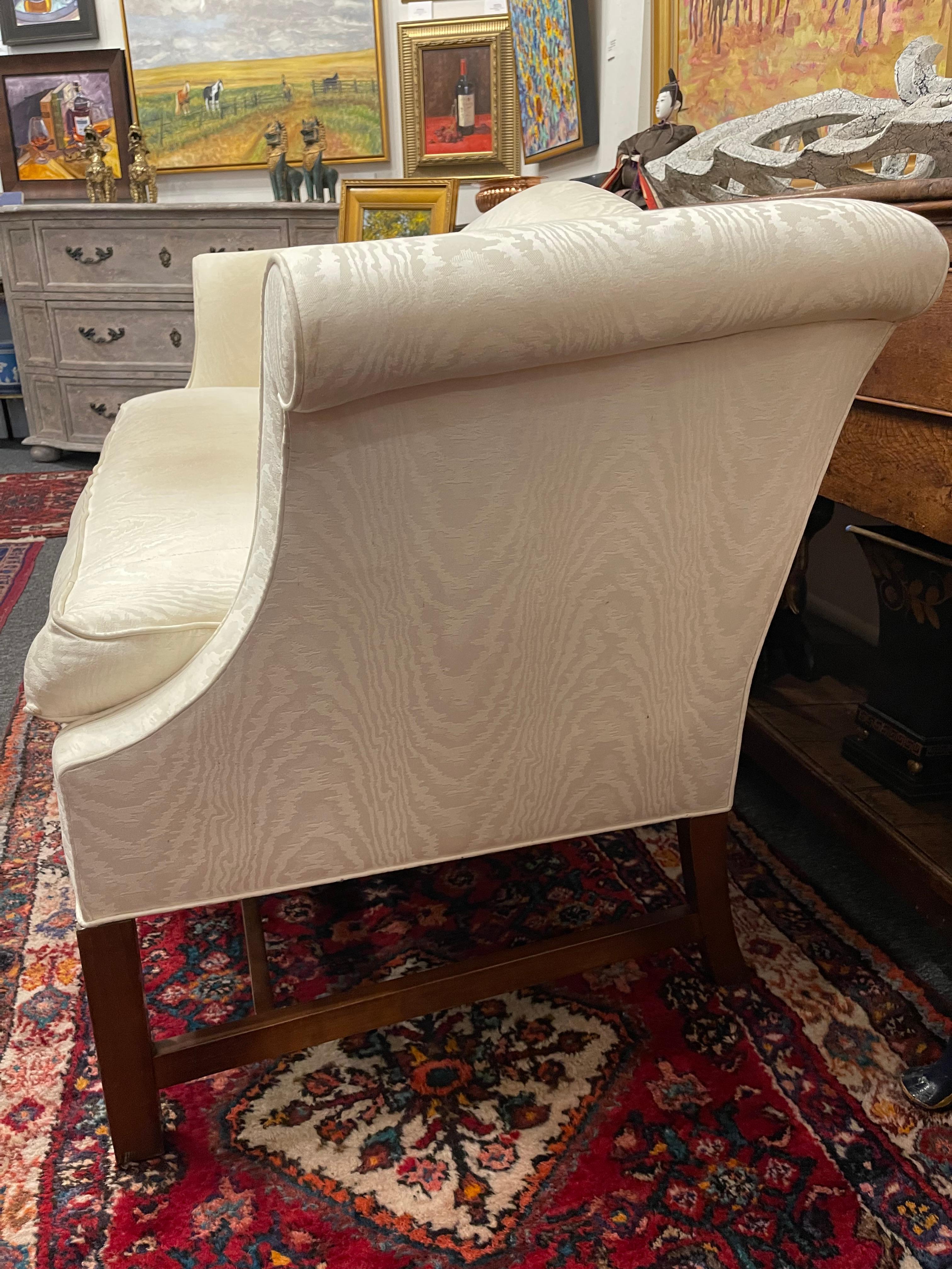 Chippendale-Sofa im Chippendale-Stil mit Kamelrückenlehne und Einzelsitzkissen, 20. Jahrhundert (Mahagoni) im Angebot