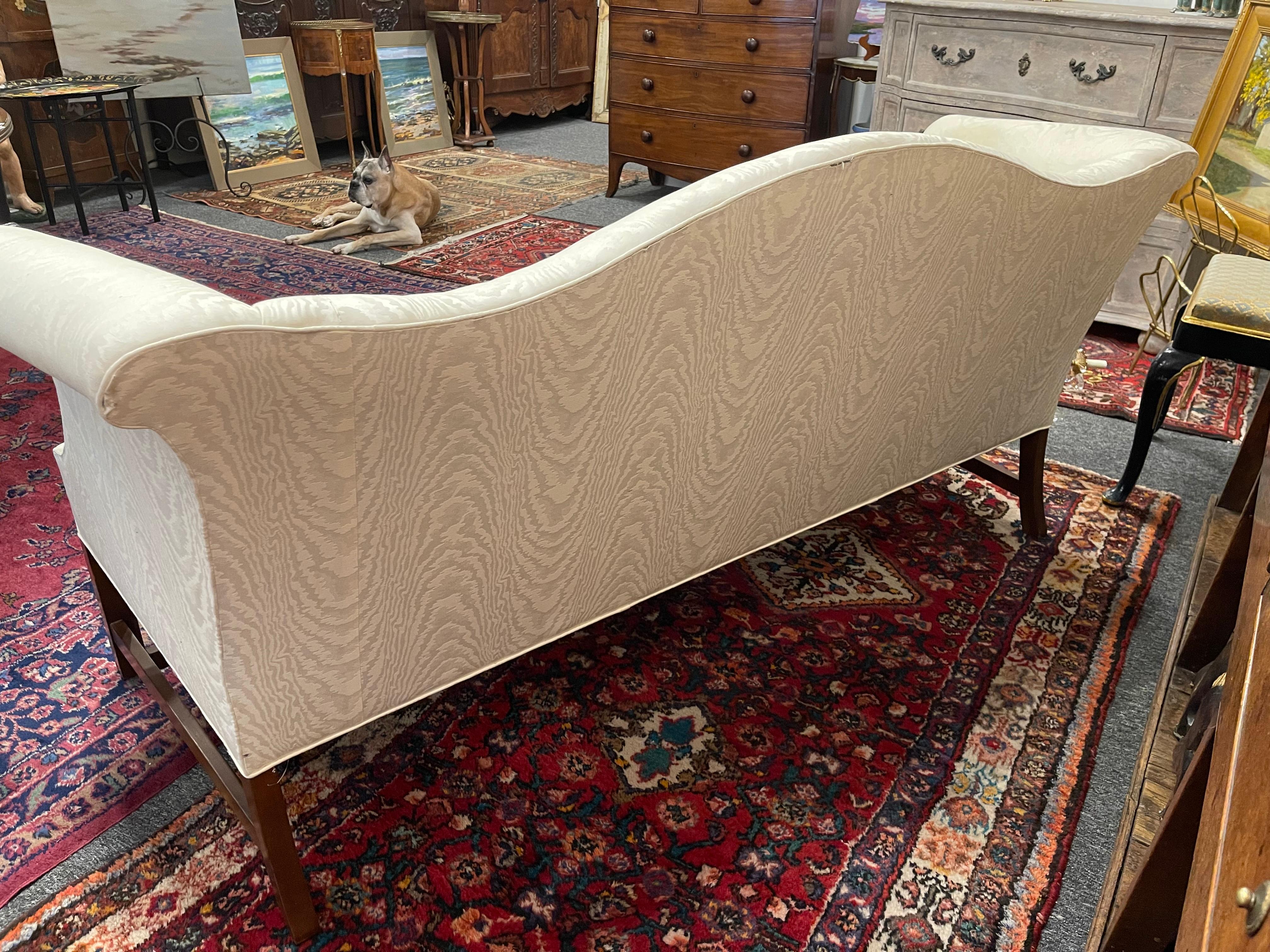 Chippendale-Sofa im Chippendale-Stil mit Kamelrückenlehne und Einzelsitzkissen, 20. Jahrhundert im Angebot 2