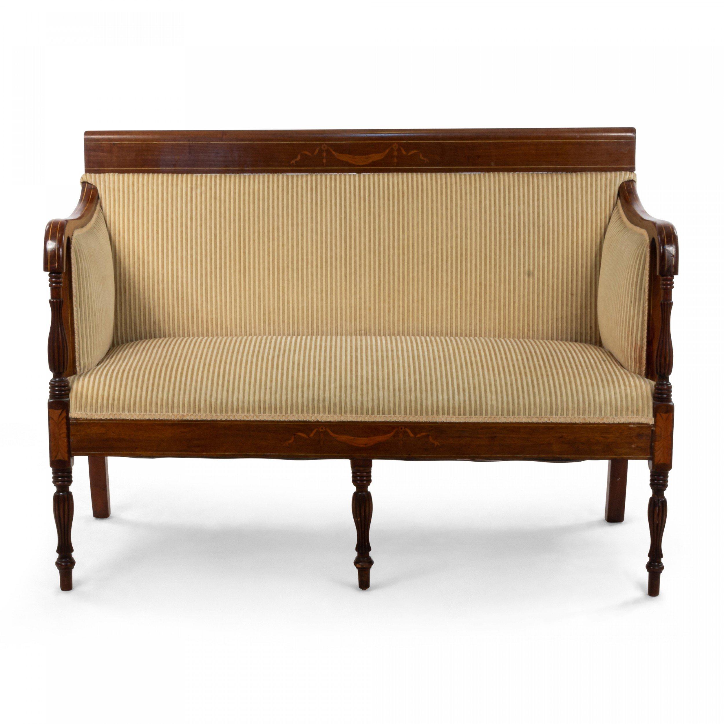 English Georgian Chippendale style (mid-20th century) camel back yellow damask sofa without scrolled arms and a mahogany frame with six lattice carved legs.