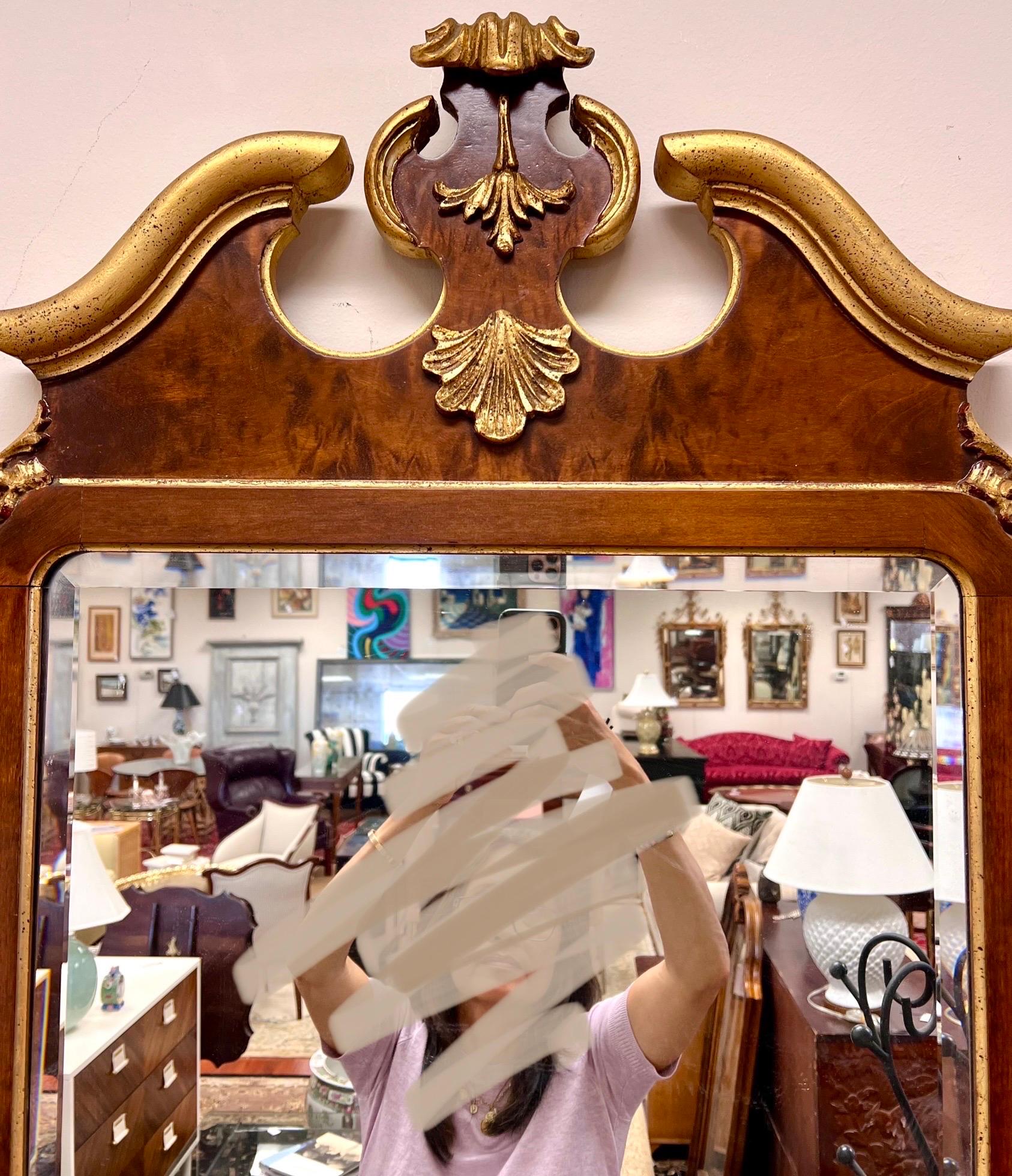 Exquis miroir biseauté LaBarge de fabrication italienne en noyer ronce avec de magnifiques détails en bois doré. 