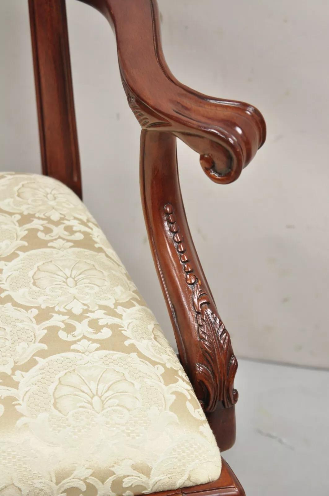 Sedie da sala da pranzo in stile Chippendale in mogano intagliato con Ball e Claw - Set di 8 in vendita 5