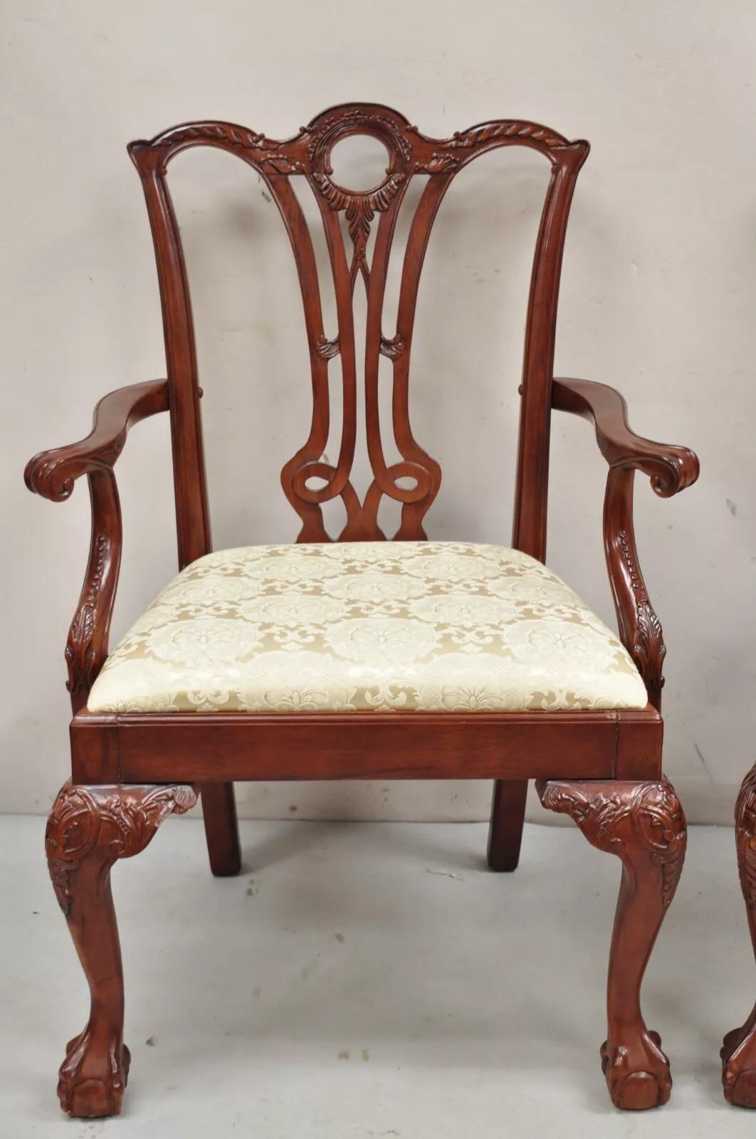 XX secolo Sedie da sala da pranzo in stile Chippendale in mogano intagliato con Ball e Claw - Set di 8 in vendita