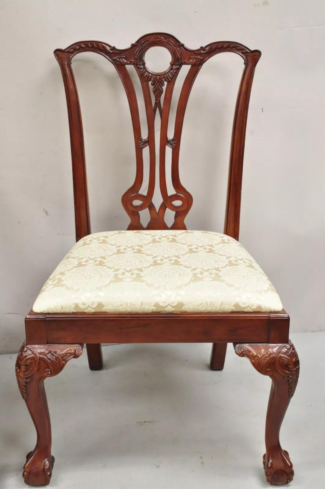 Sedie da sala da pranzo in stile Chippendale in mogano intagliato con Ball e Claw - Set di 8 in vendita 1
