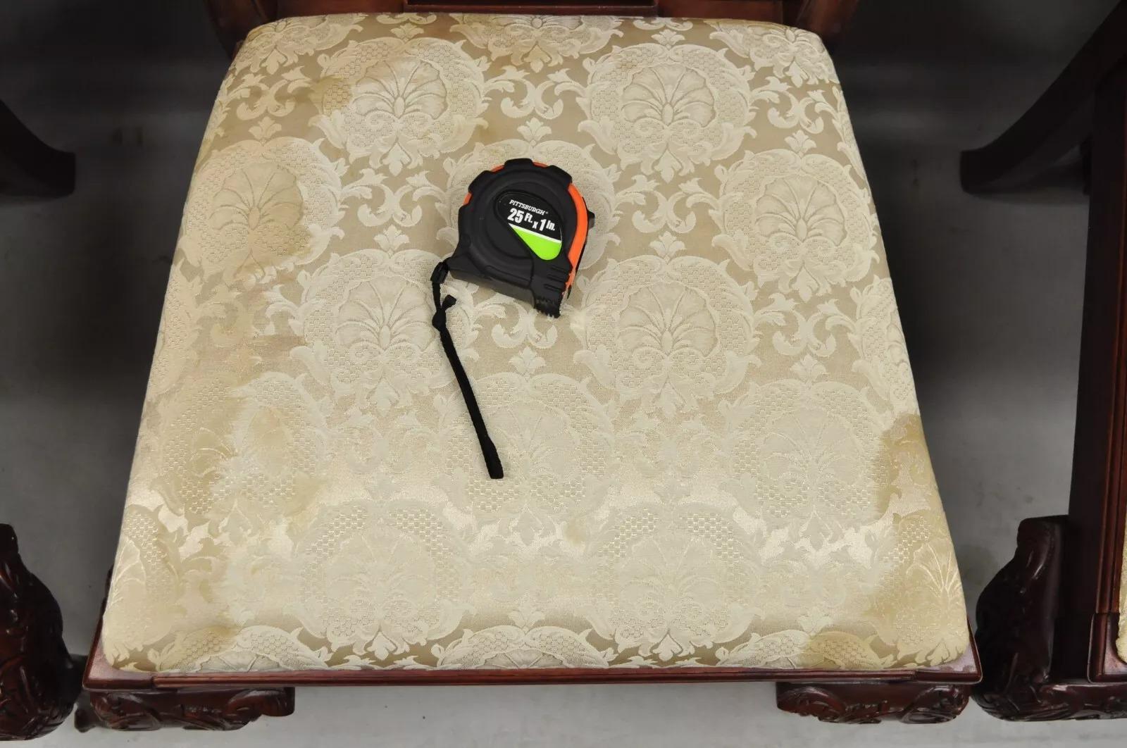Sedie da sala da pranzo in stile Chippendale in mogano intagliato con Ball e Claw - Set di 8 in vendita 3