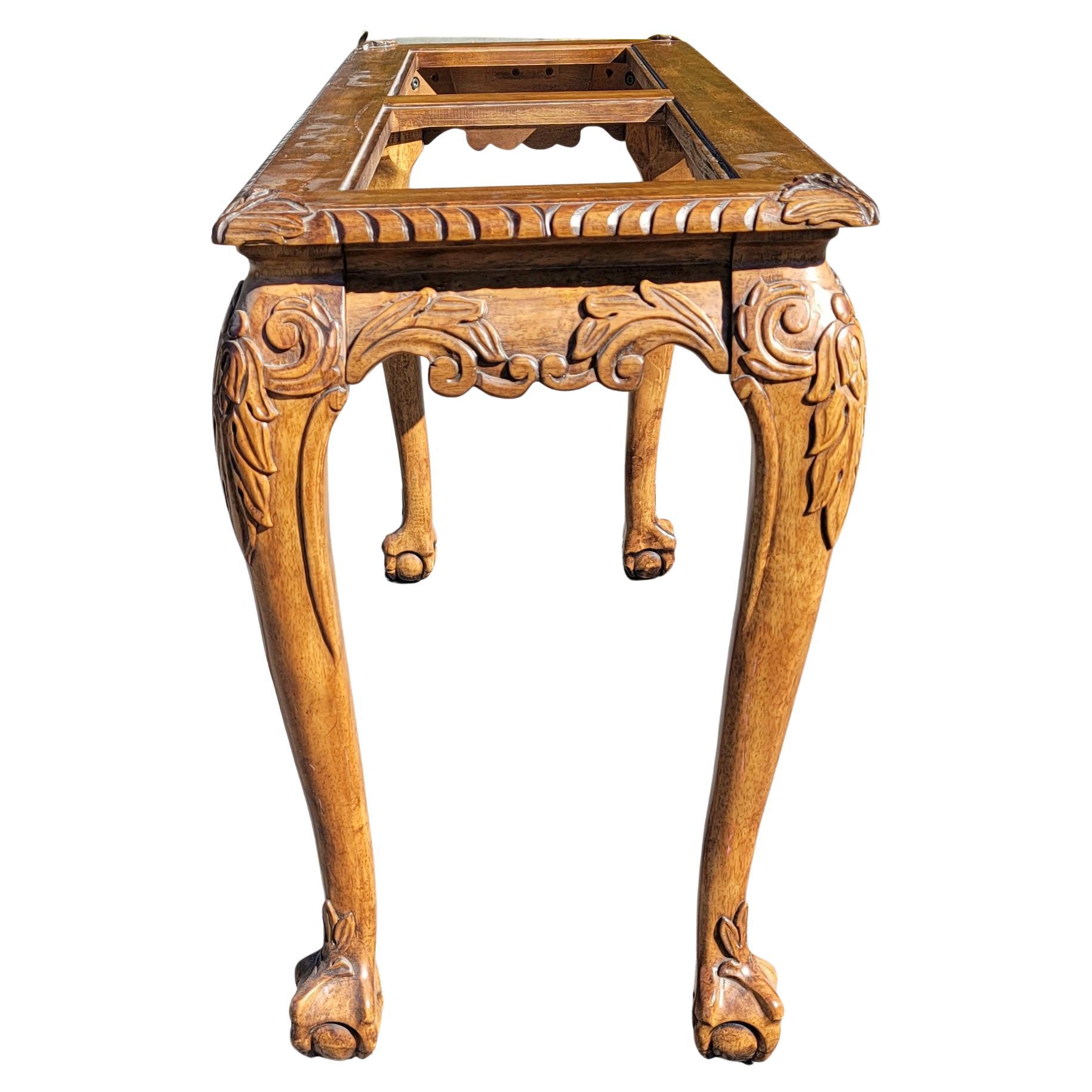 Schön Amish handgefertigt Chippendale-Stil geschnitzt Mahagoni Glasplatte Konsole, Sofa Tisch mit Ball und Krallenfüße. Robuste und felsenfeste Struktur. In tollem Vintage-Zustand.