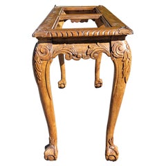 Table console en acajou sculpté de style Chippendale avec dessus en verre et pieds à griffes