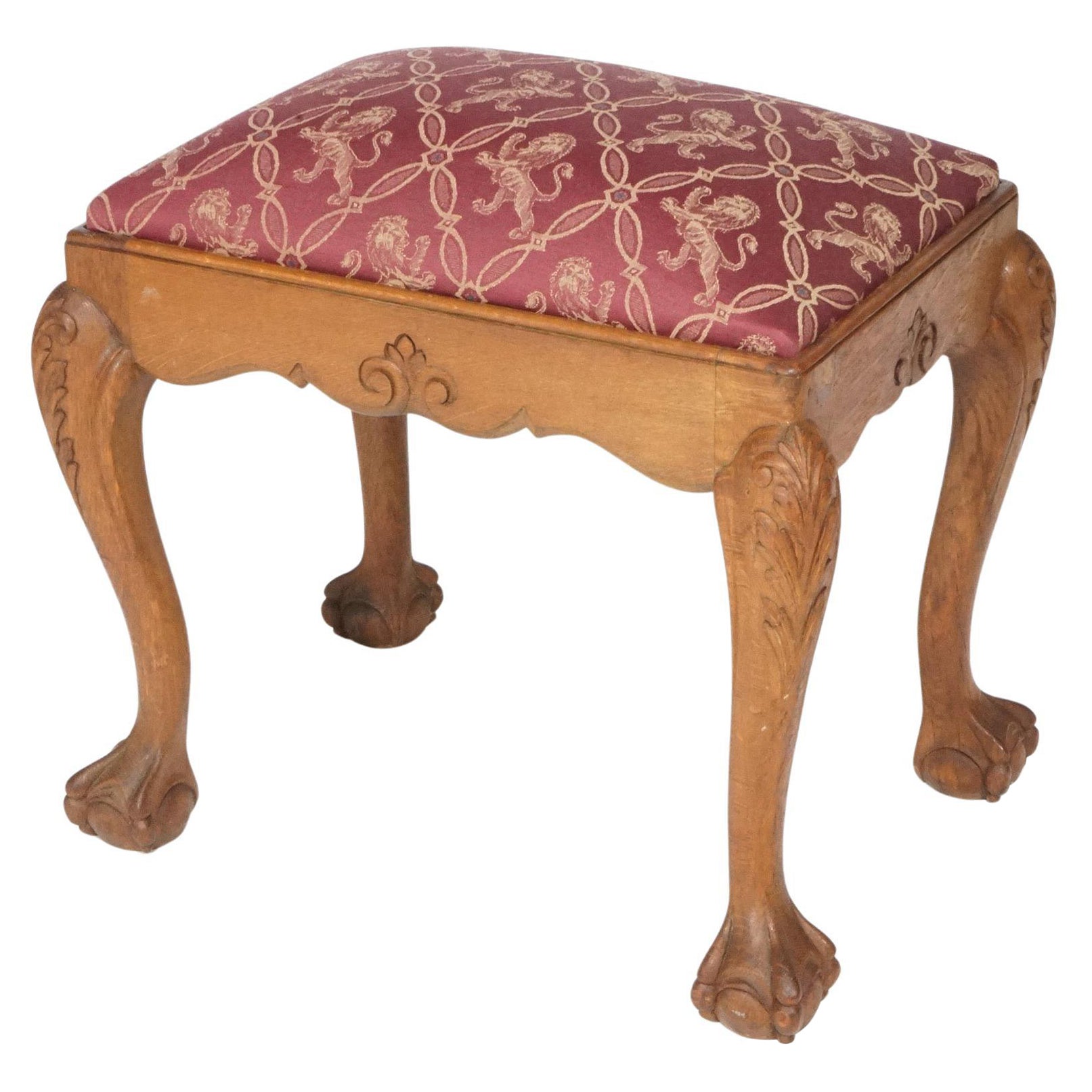 Banc tapissé en chêne sculpté de style Chippendale, pieds griffes et boule, 20e siècle en vente