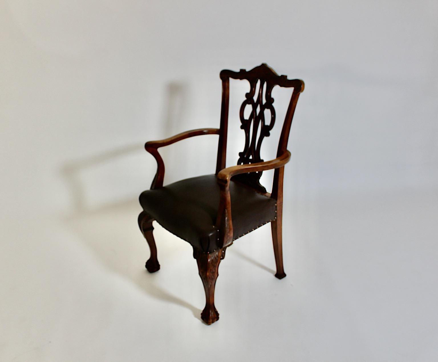 Poltrona in stile Chippendale in legno di noce intagliato e pelle marrone cioccolato del 1920 circa in vendita 5