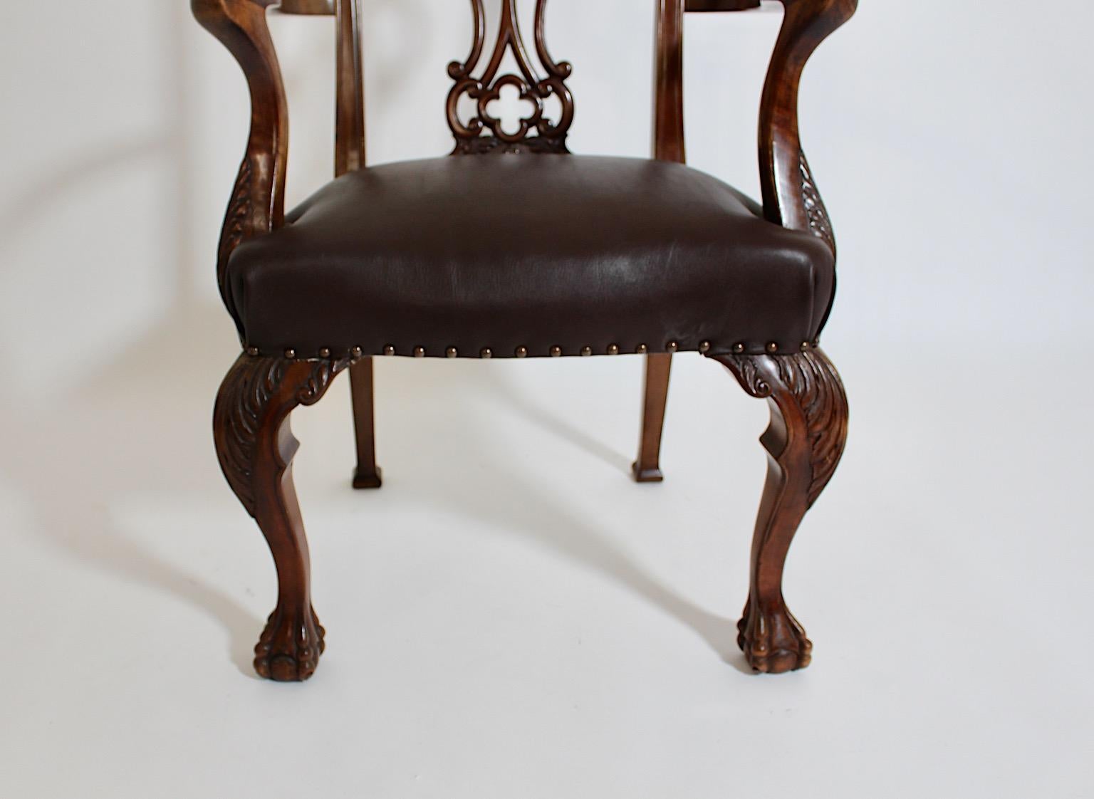 Poltrona in stile Chippendale in legno di noce intagliato e pelle marrone cioccolato del 1920 circa in vendita 6