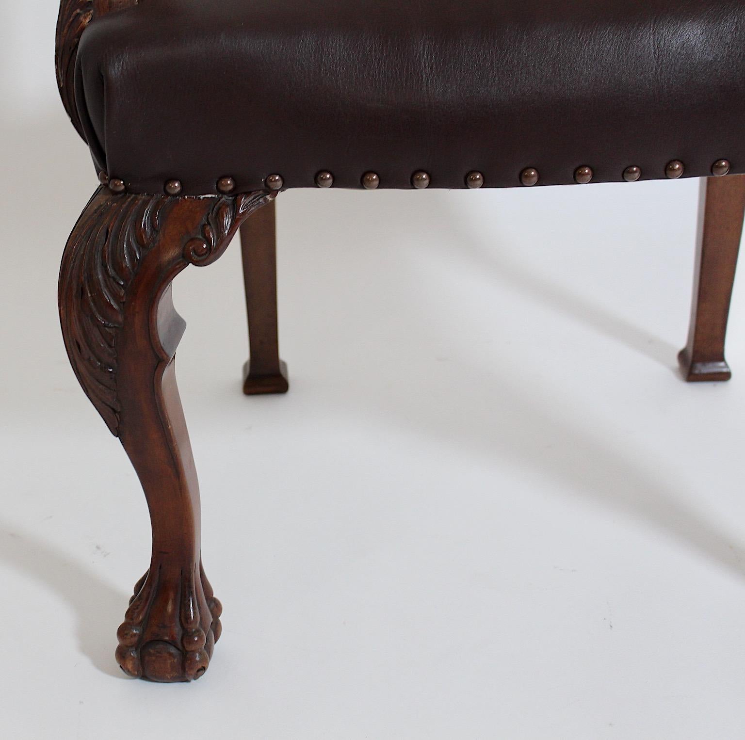 Poltrona in stile Chippendale in legno di noce intagliato e pelle marrone cioccolato del 1920 circa in vendita 7