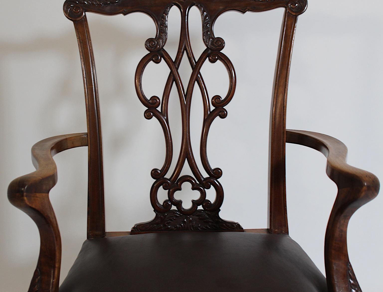 Poltrona in stile Chippendale in legno di noce intagliato e pelle marrone cioccolato del 1920 circa in vendita 8