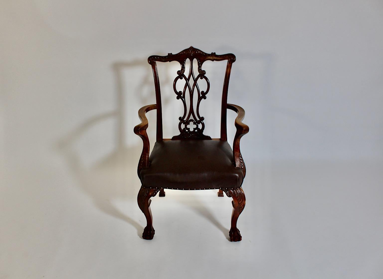 Poltrona in stile Chippendale in legno di noce intagliato e pelle marrone cioccolato del 1920 circa in vendita 9