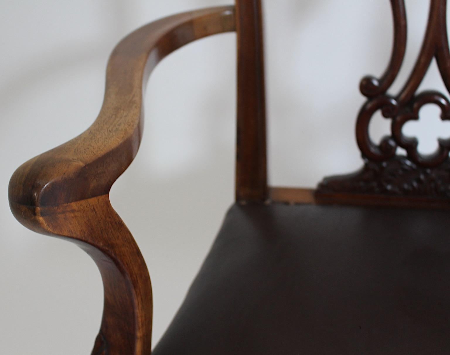 Poltrona in stile Chippendale in legno di noce intagliato e pelle marrone cioccolato del 1920 circa in vendita 10