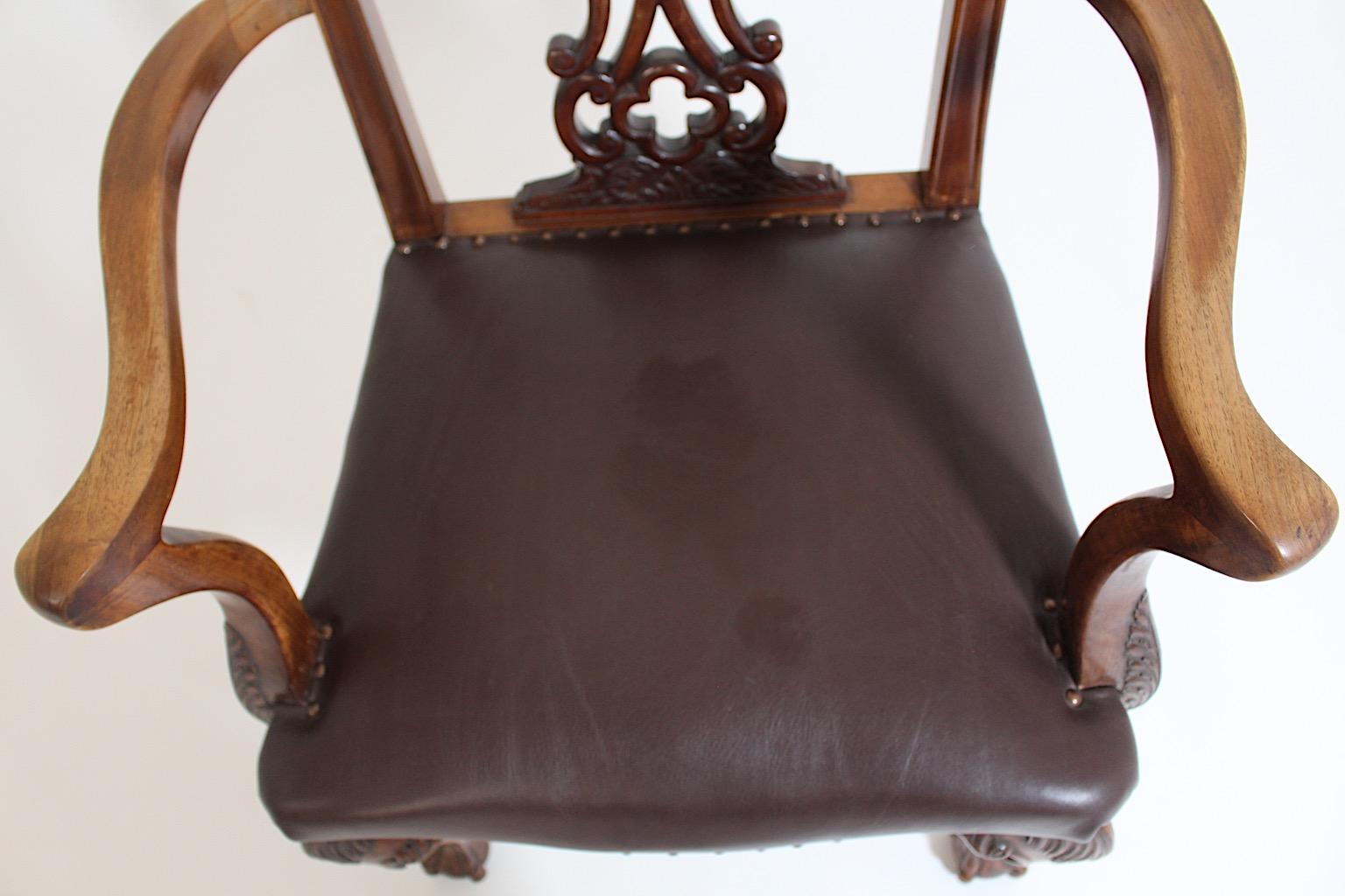 Poltrona in stile Chippendale in legno di noce intagliato e pelle marrone cioccolato del 1920 circa in vendita 11