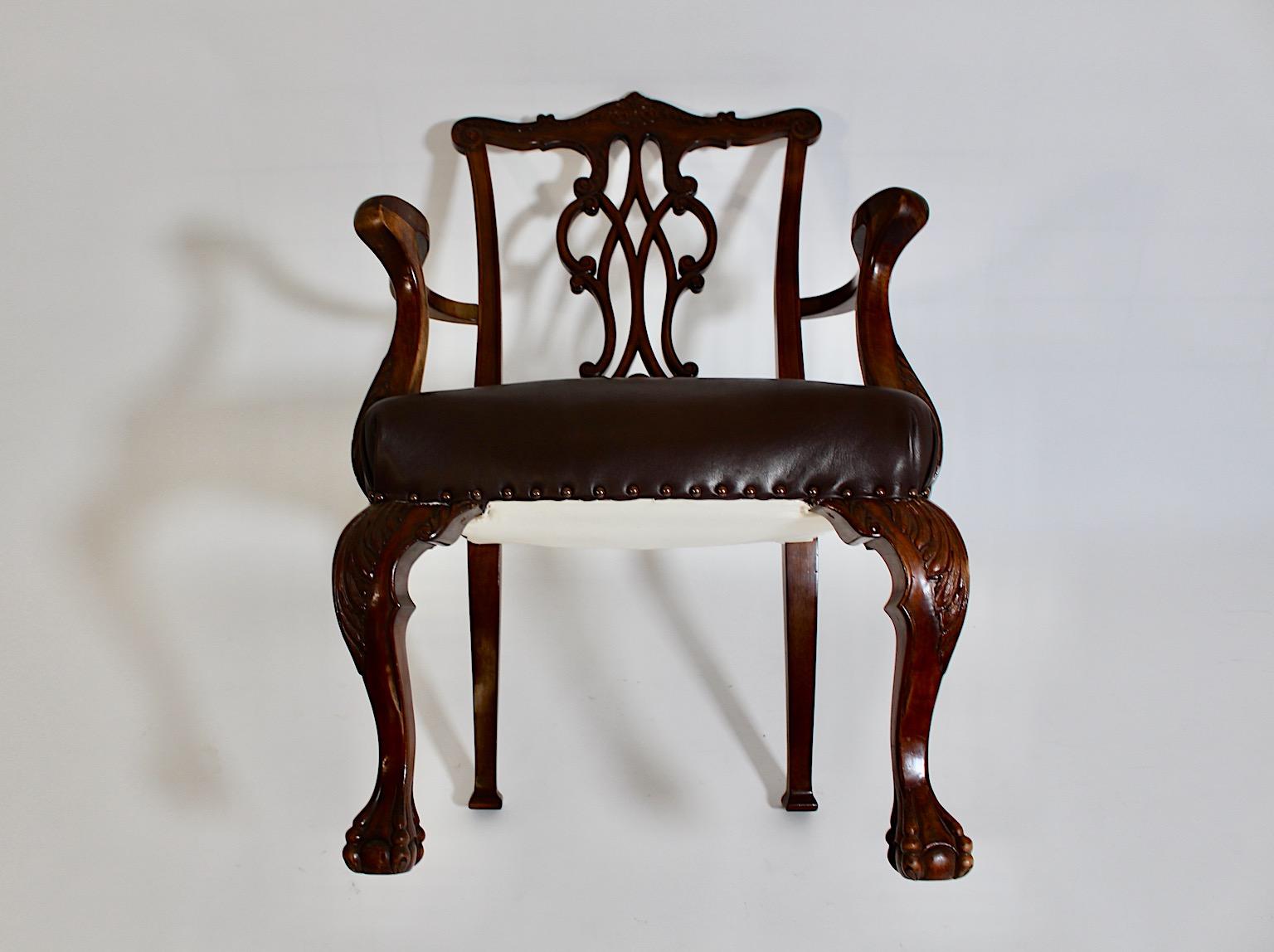 Poltrona in stile Chippendale in legno di noce intagliato e pelle marrone cioccolato del 1920 circa in vendita 12