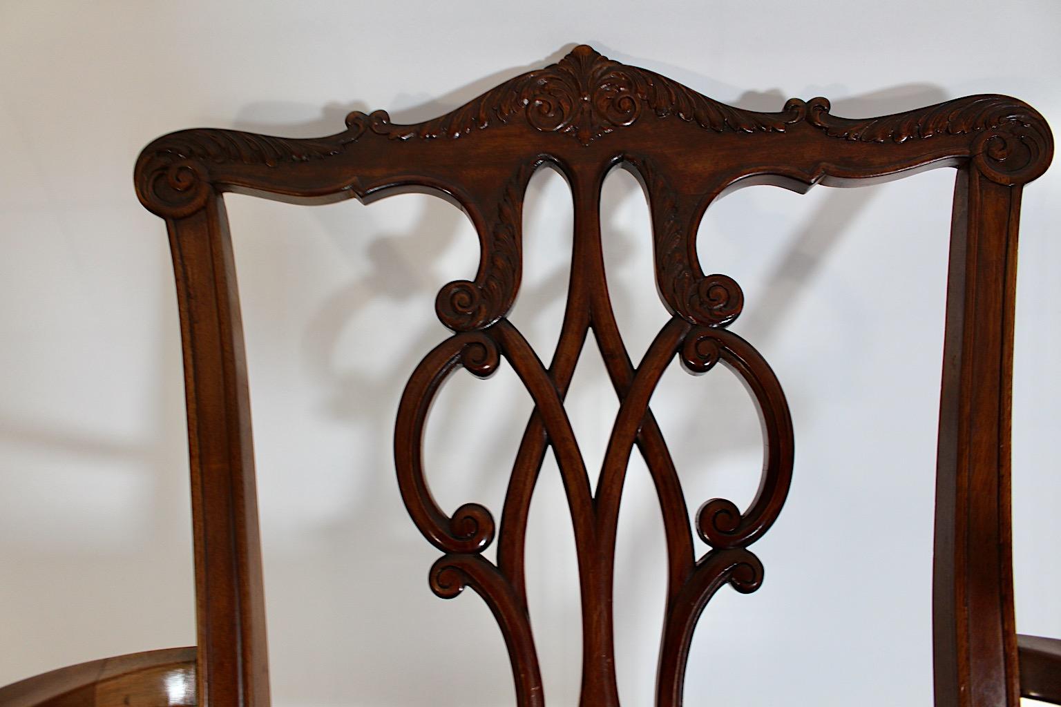 Poltrona in stile Chippendale in legno di noce intagliato e pelle marrone cioccolato del 1920 circa in vendita 13