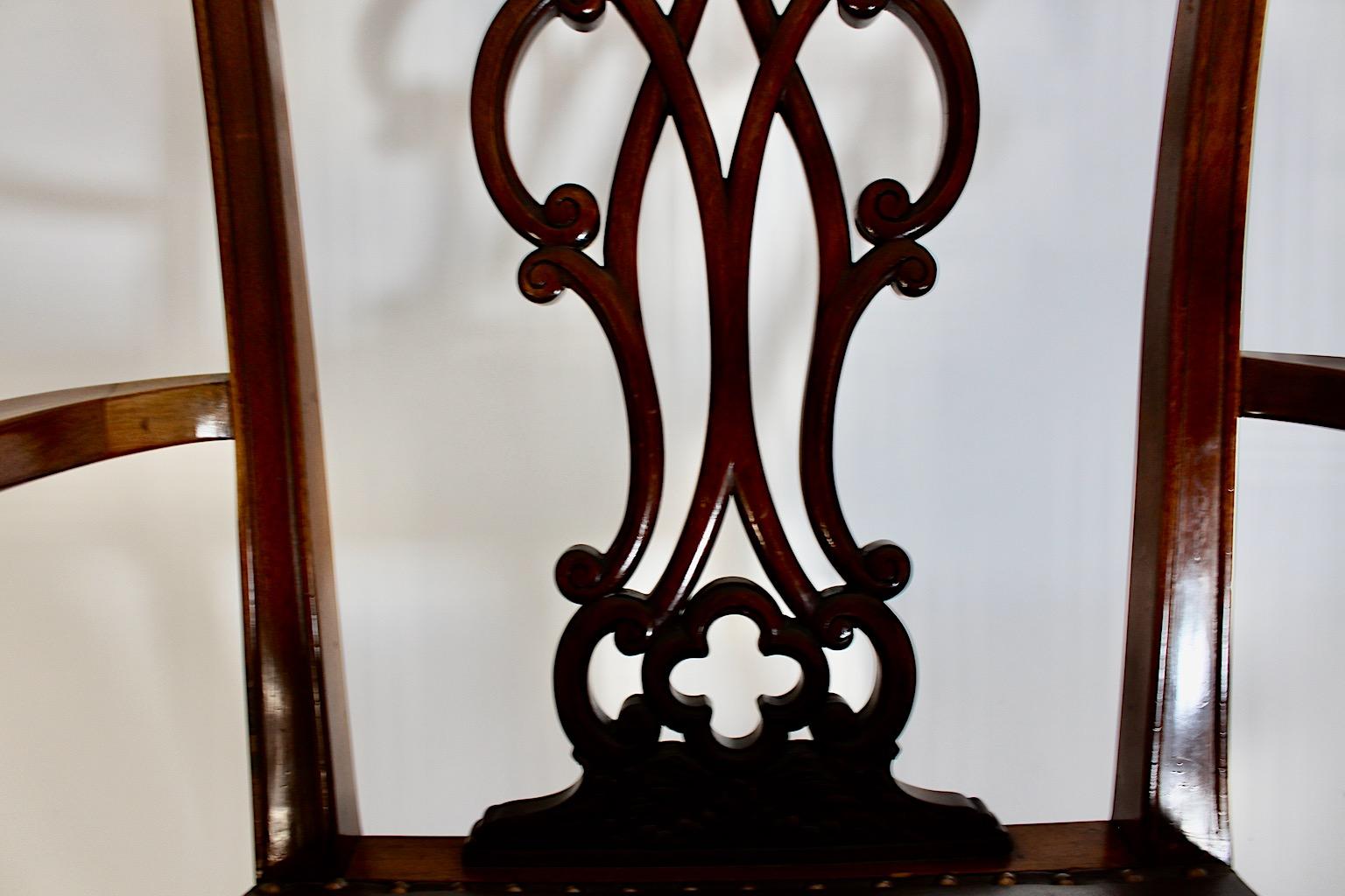 Poltrona in stile Chippendale in legno di noce intagliato e pelle marrone cioccolato del 1920 circa in vendita 14