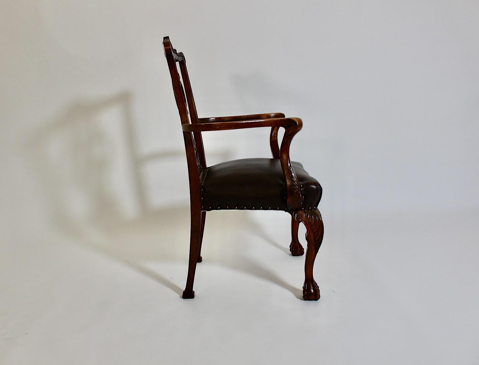 Poltrona in stile Chippendale in legno di noce intagliato e pelle marrone cioccolato del 1920 circa In condizioni buone in vendita a Vienna, AT