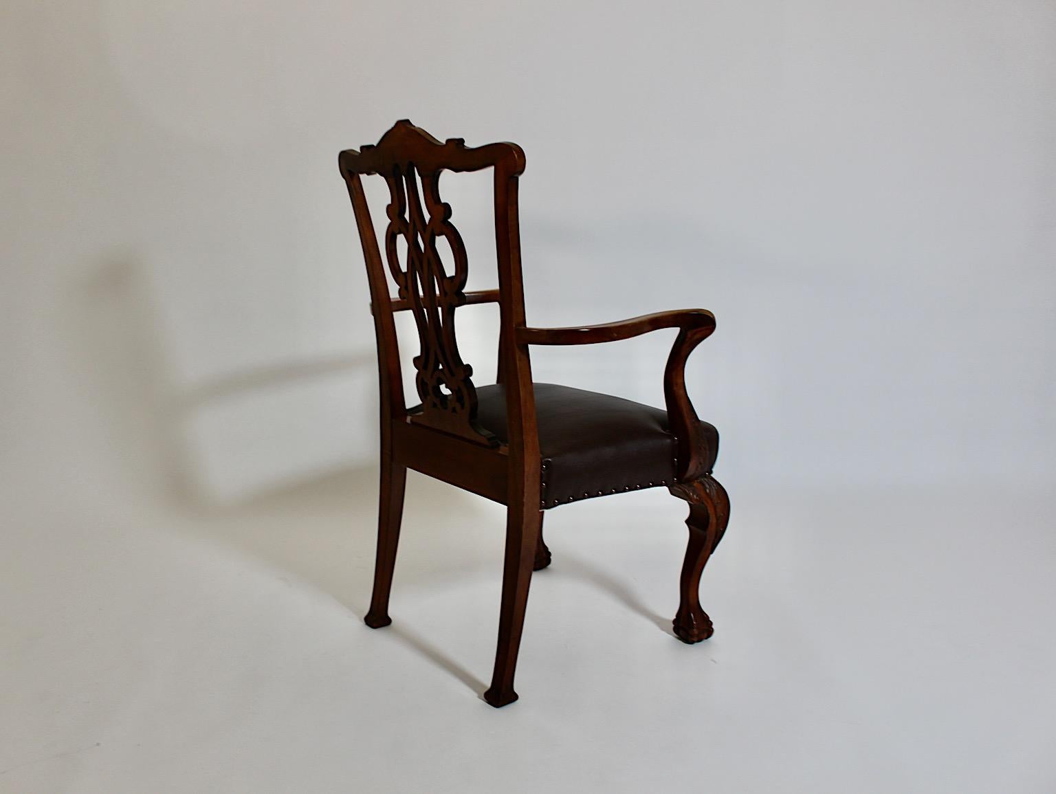 XX secolo Poltrona in stile Chippendale in legno di noce intagliato e pelle marrone cioccolato del 1920 circa in vendita