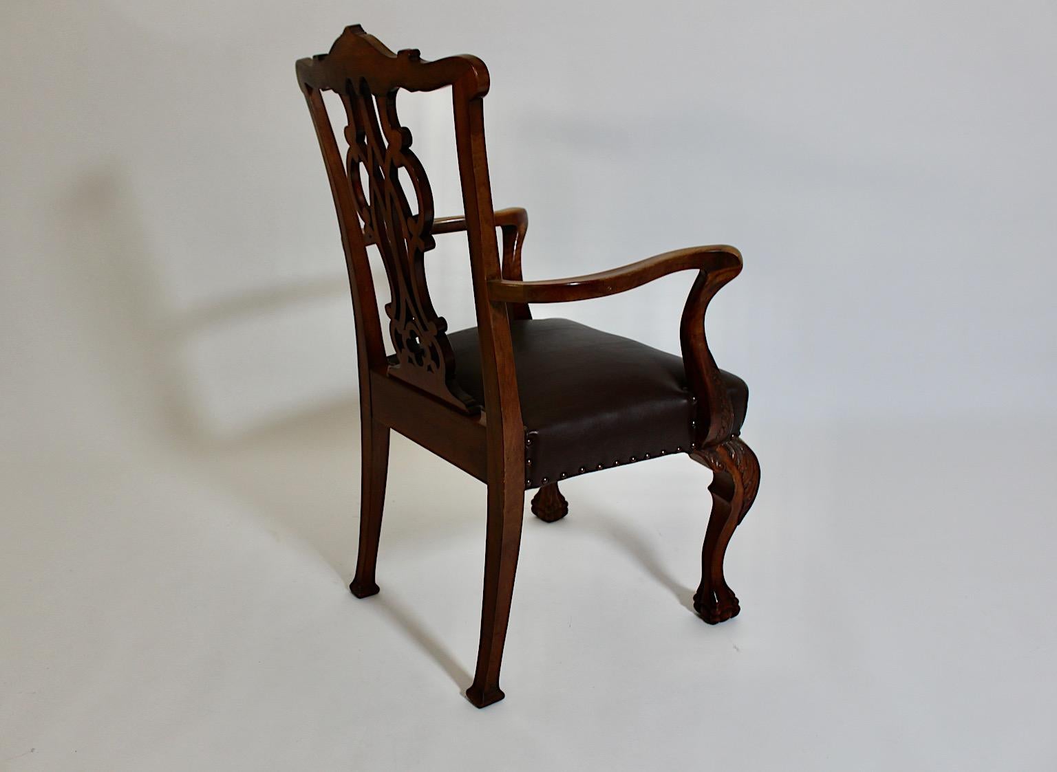 Pelle Poltrona in stile Chippendale in legno di noce intagliato e pelle marrone cioccolato del 1920 circa in vendita