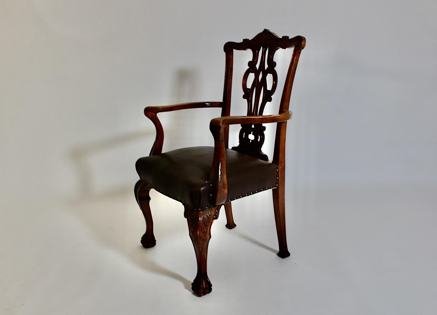 Poltrona in stile Chippendale in legno di noce intagliato e pelle marrone cioccolato del 1920 circa in vendita 1