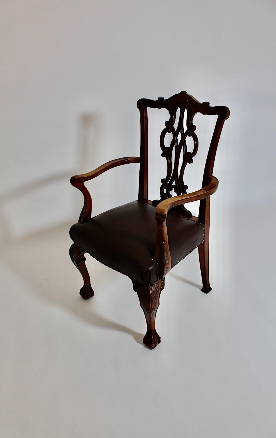 Poltrona in stile Chippendale in legno di noce intagliato e pelle marrone cioccolato del 1920 circa in vendita 2