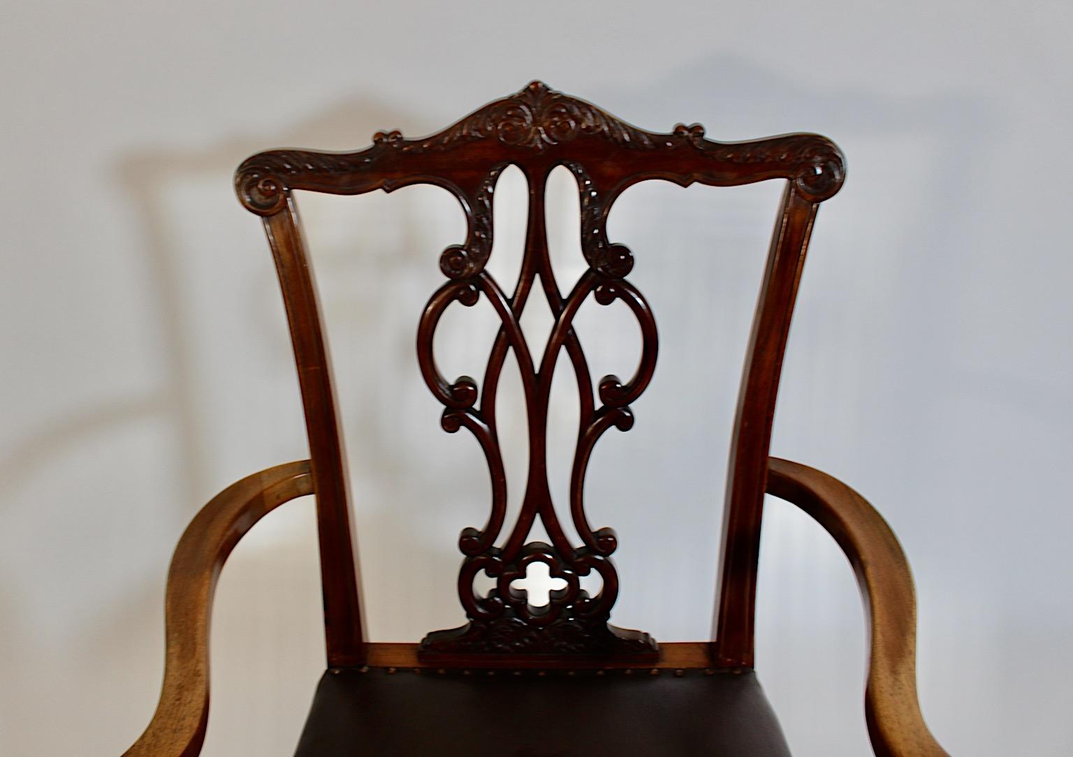 Poltrona in stile Chippendale in legno di noce intagliato e pelle marrone cioccolato del 1920 circa in vendita 3
