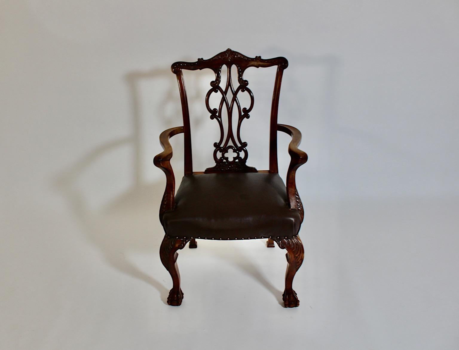 Poltrona in stile Chippendale in legno di noce intagliato e pelle marrone cioccolato del 1920 circa in vendita 4