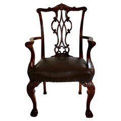 Poltrona in stile Chippendale in legno di noce intagliato e pelle marrone cioccolato del 1920 circa