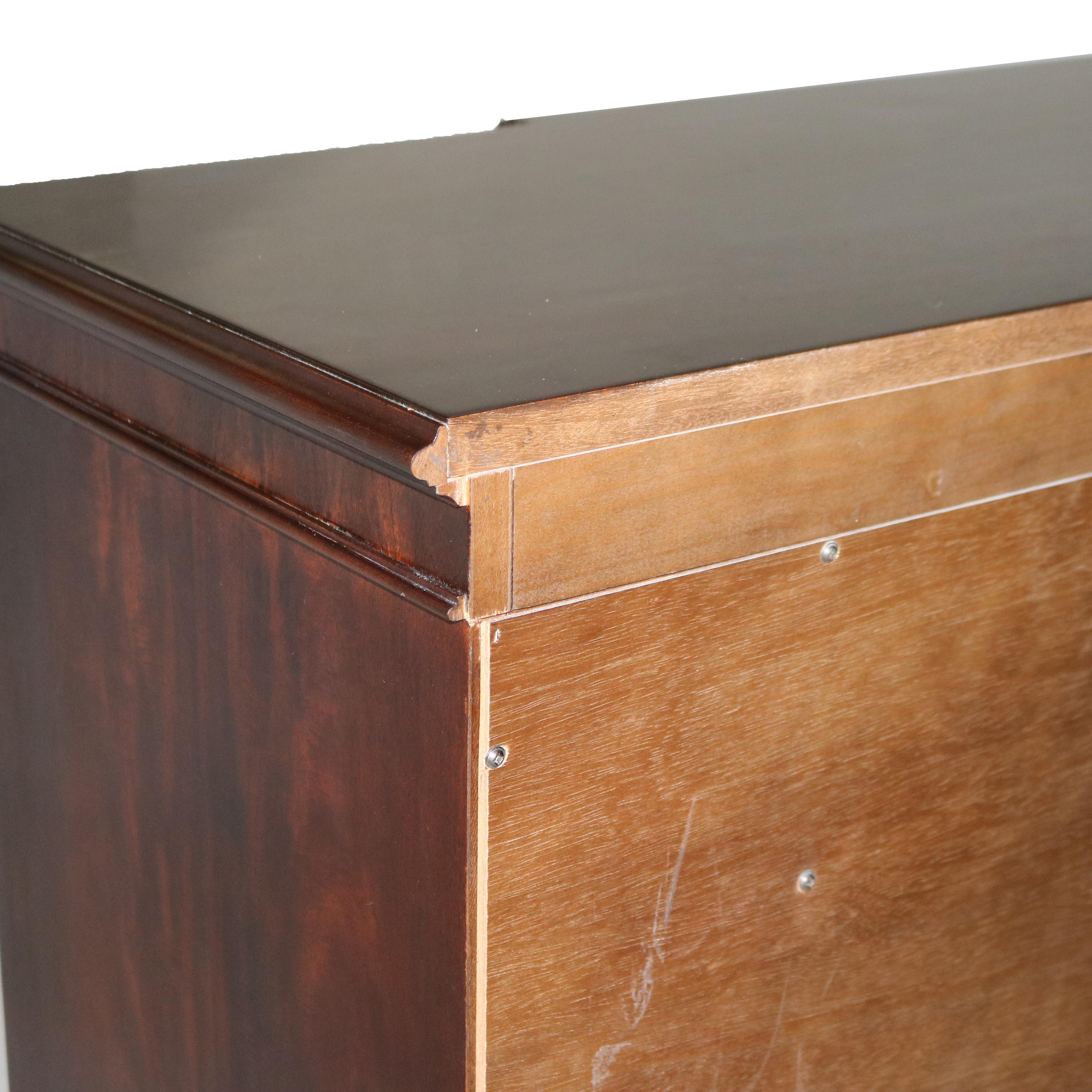 Commode à dix tiroirs en acajou de style Chippendale avec pieds à consoles 20e siècle en vente 7