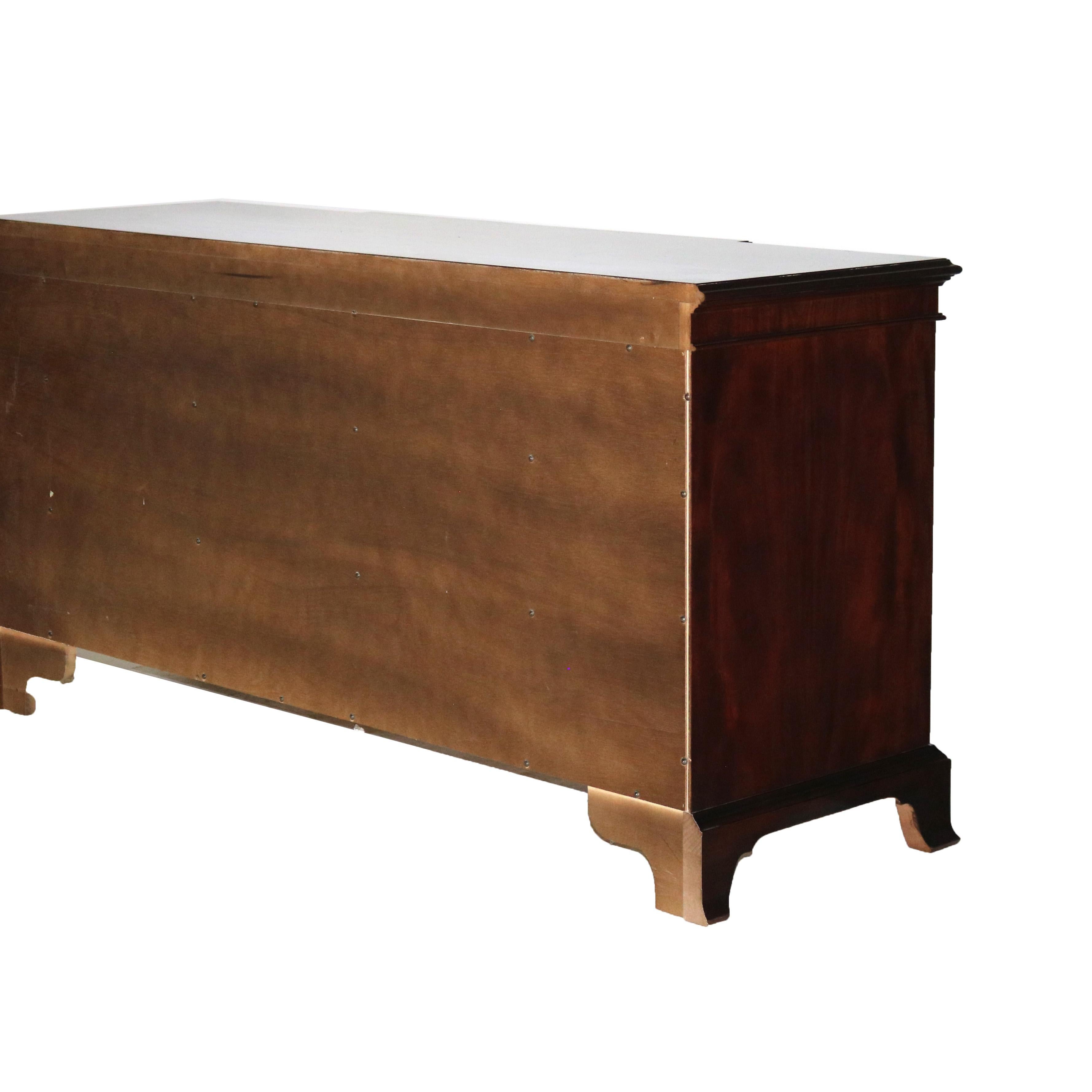 Commode à dix tiroirs en acajou de style Chippendale avec pieds à consoles 20e siècle en vente 8
