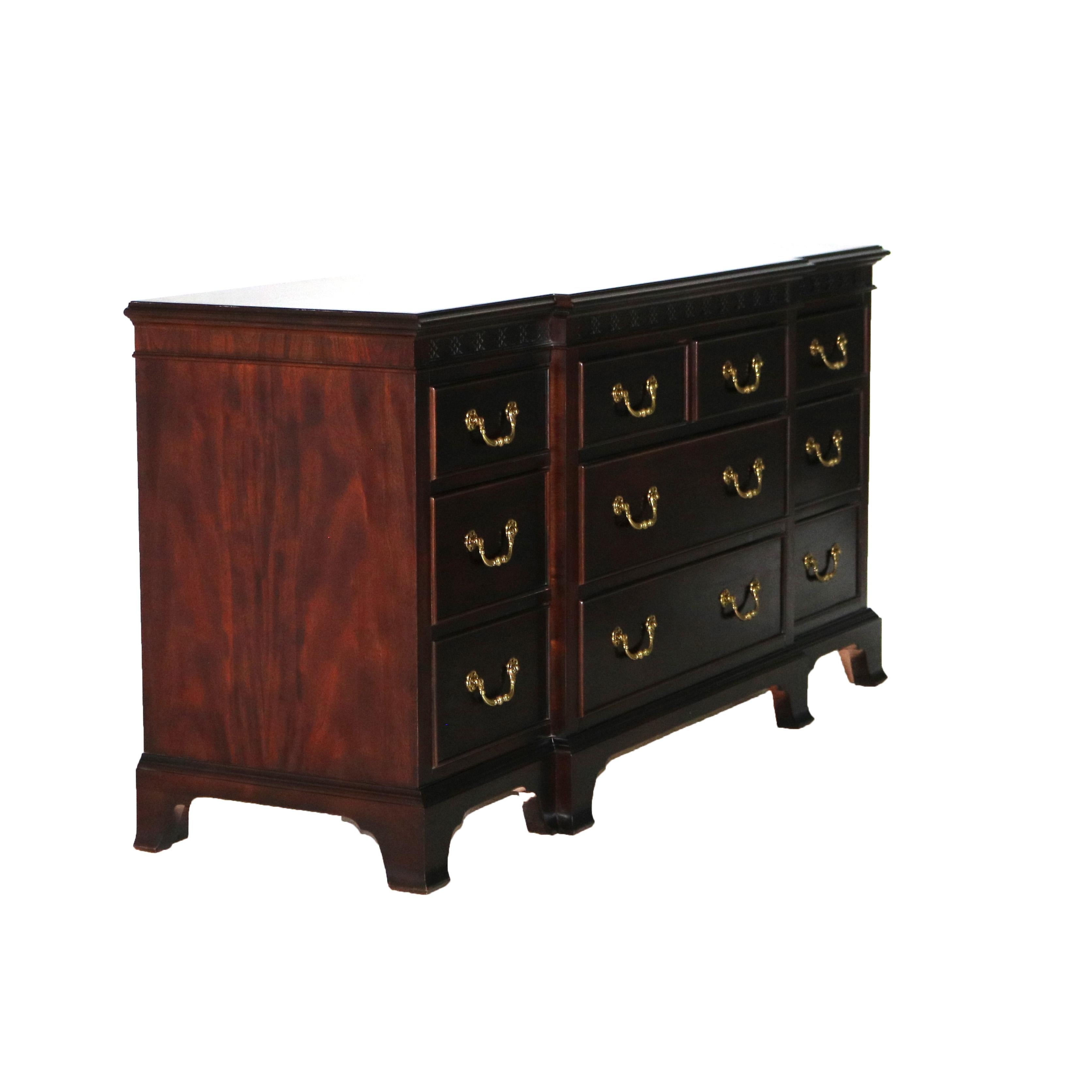 Commode à dix tiroirs en acajou de style Chippendale avec pieds à consoles 20e siècle en vente 9